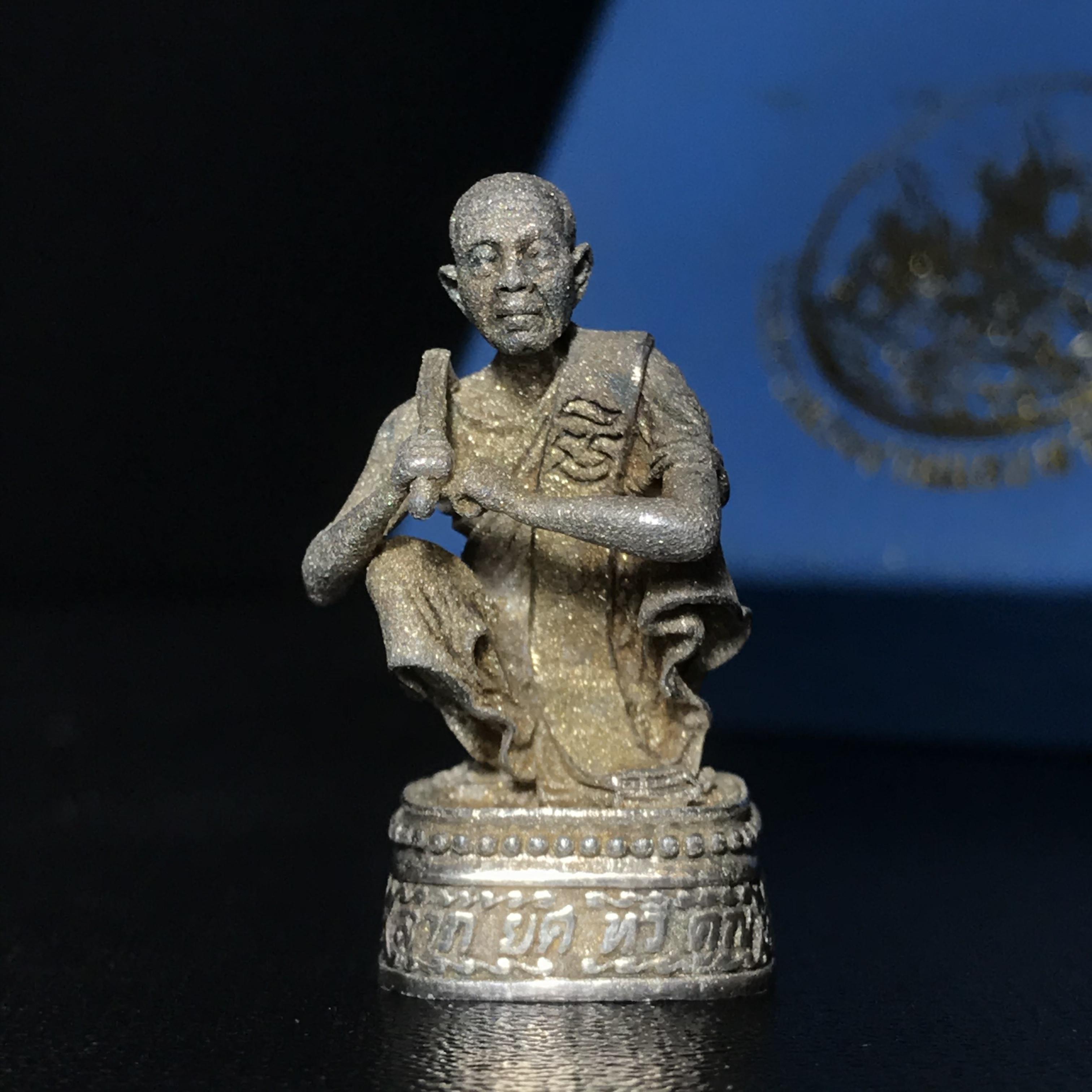 รูปหล่อหลวงพ่อคูณ รุ่นลาภ ยศ ทวีคูณ ปี2538 เนื้อเงินพ่นทรายประกายเพชร พร้อมกล่องบรรจุเดิมครบ(สภาพผิวเดิม นิยม)