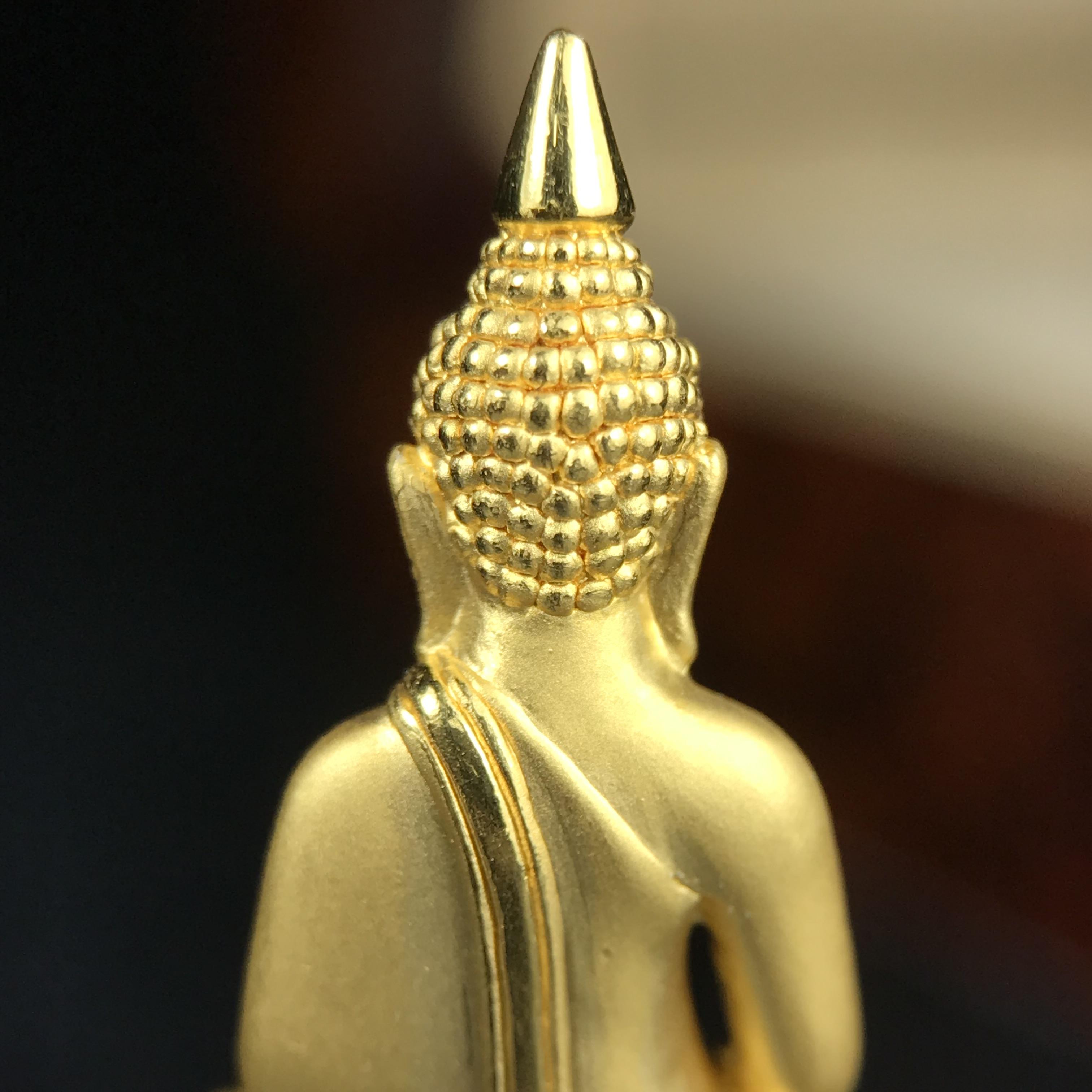 พระพุทธโสธร รุ่นสร้างอุโบสถหลังใหม่ พิธีพุทธาภิเษก ณ อุโบสถวัดโสธรวรารามวรวิหาร 18 พฤศจิกายน พ.ศ.2542 เนื้อสามกษัตริย์ องค์พระทองคำแท้ ฐานนาก ผ้าทิพย์ประดับเพชรแท้ หนักรวม 6.82g ขนาด 2.5x3.5 ซม.(องค์หมายเลข ๒๔๘)(พุธศิลป์สุดงดงาม อีกหนึ่งรุ่นยอดนิยม)หายาก