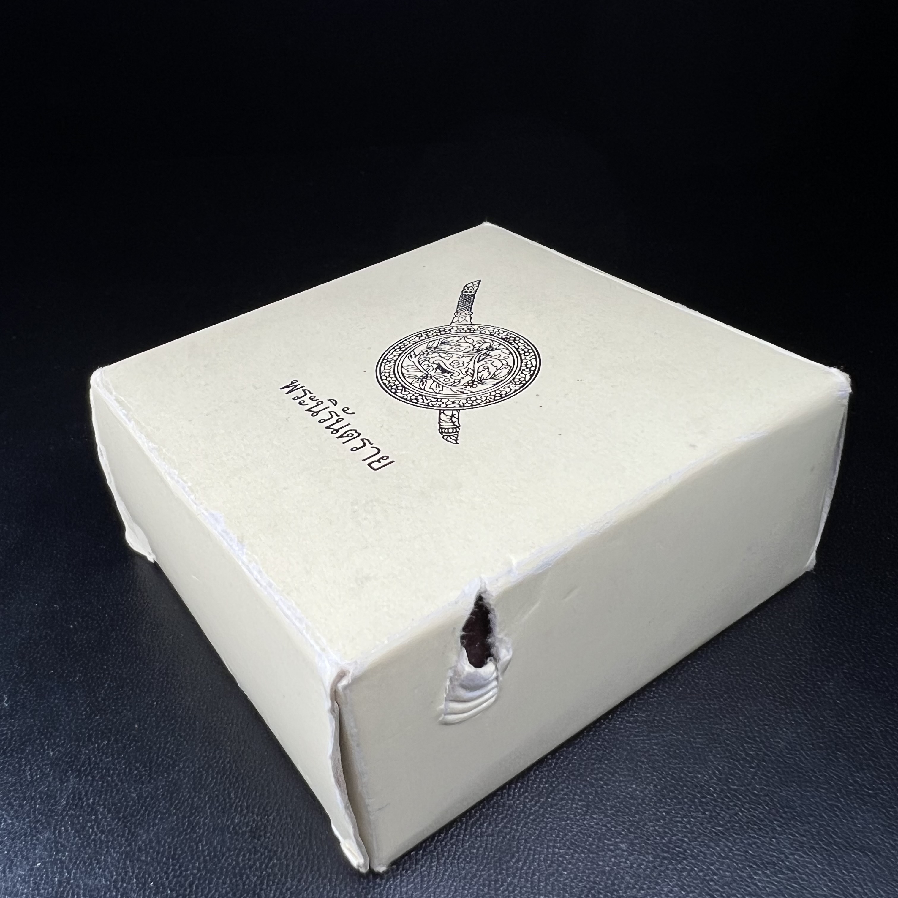 พระกริ่งนิรันตราย สำนักงานตำรวจแห่งชาติ ปี 2555 พุทธาภิเษก วัดบวรนิเวศวิหาร ปี 2555 เนื้อสัมฤทธิ์ อุปกรณ์ใบกล่องครบ น่าสะสม ที่สุดความศักดิ์สิทธิ์ สุดเข้มขลัง มวลสารดี พิธีใหญ่ เกจิดังทั่วประเทศ 255 รูป ร่วมอธิษฐานจิตปลุกเสก พระสภาพสวย