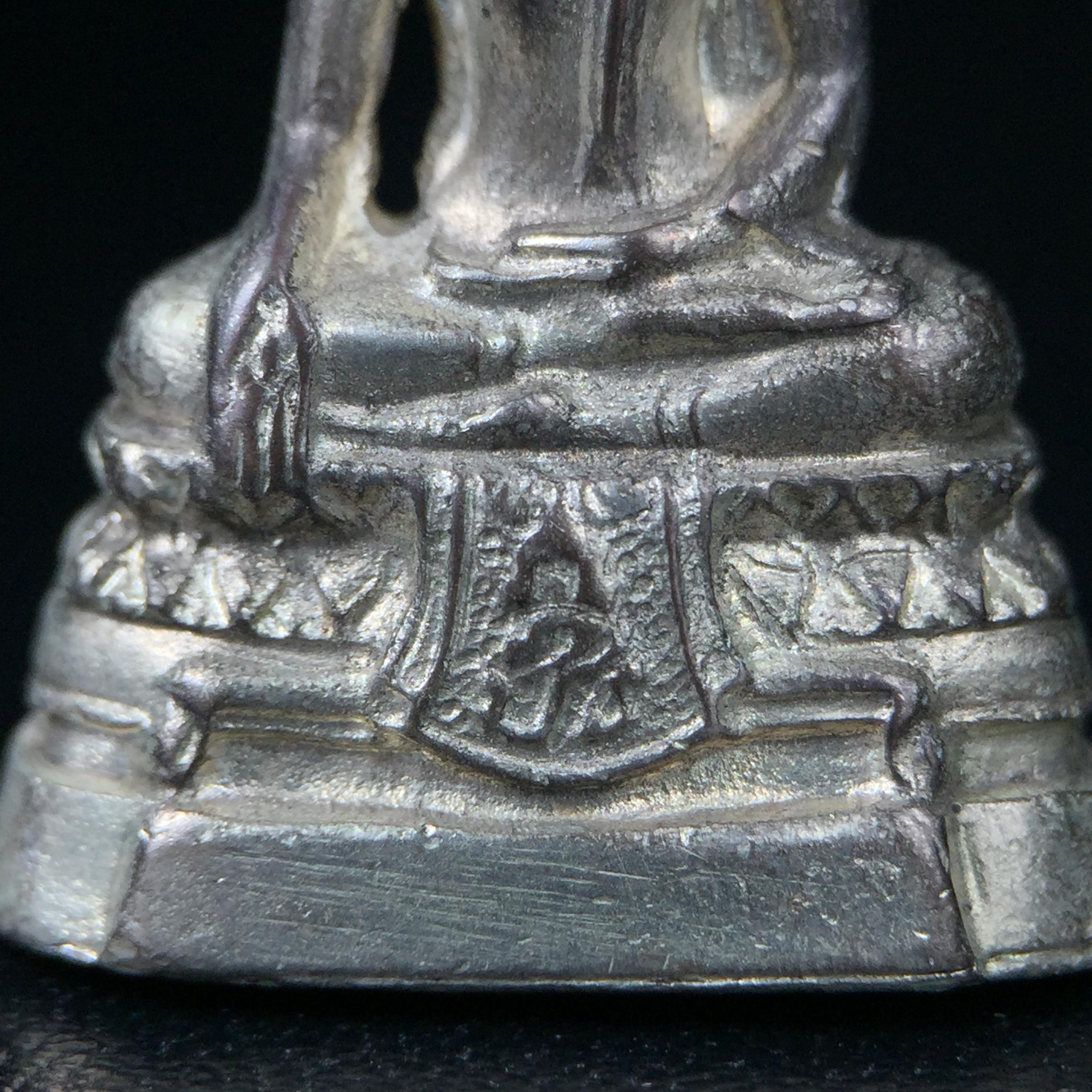 พระกริ่ง ภปร.(รุ่นแรก) วัดบวรนิเวศวิหาร พ.ศ.2508 กะไหล่เงินเดิม(กรรมการ)พิมพ์นิยม(ก้นตะไบหยาบ)สภาพคัดสวยเดิม(ในหลวงรัชกาลที่9ทรงเสด็จเททอง)พบเจอน้อยหายากมาก