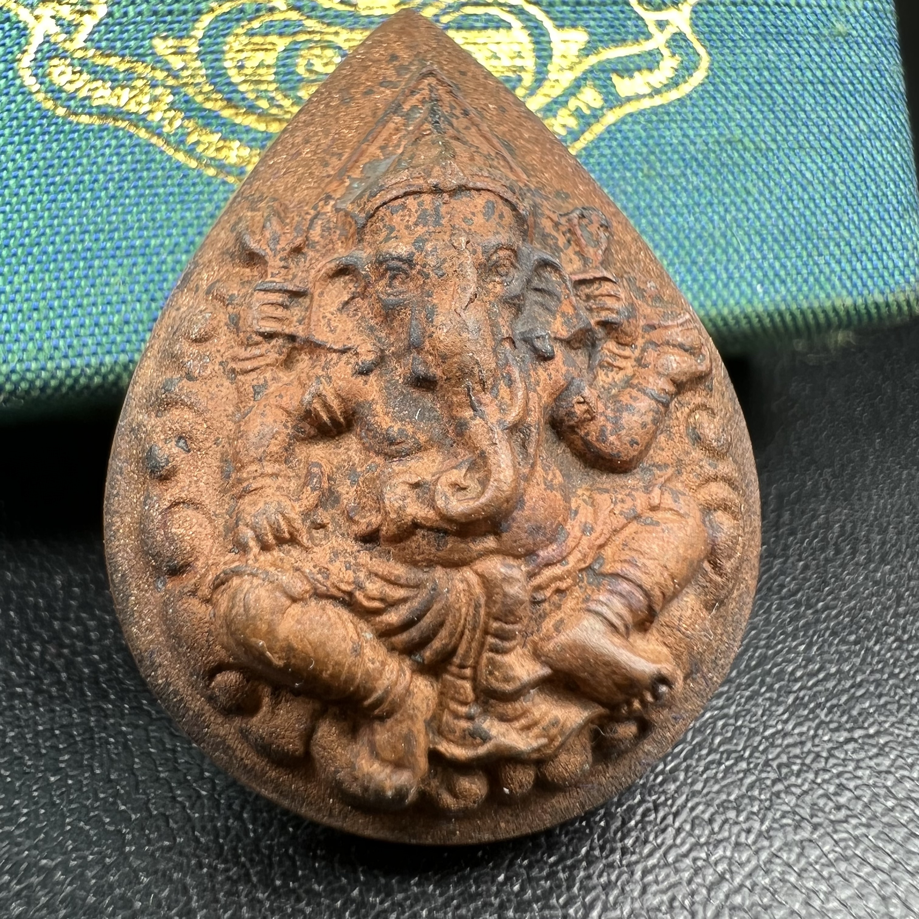 เหรียญพระพิฆเนศวร ญสส. ชุดกาญจนาภิเษกครองราชย์ 50 ปี พุทธศักราช 2538 วัดบวรนิเวศวิหาร พิมพ์ใหญ่(2.9 ซม.) เนื้อทองทิพย์ สภาพสวยเดิมพร้อมกล่องบรรจุเดิม ตอกโค๊ดหมายเลขกำกับ(คัดสภาพสวยเดิม พิธีใหญ่ พุทธศิลป์งดงาม)