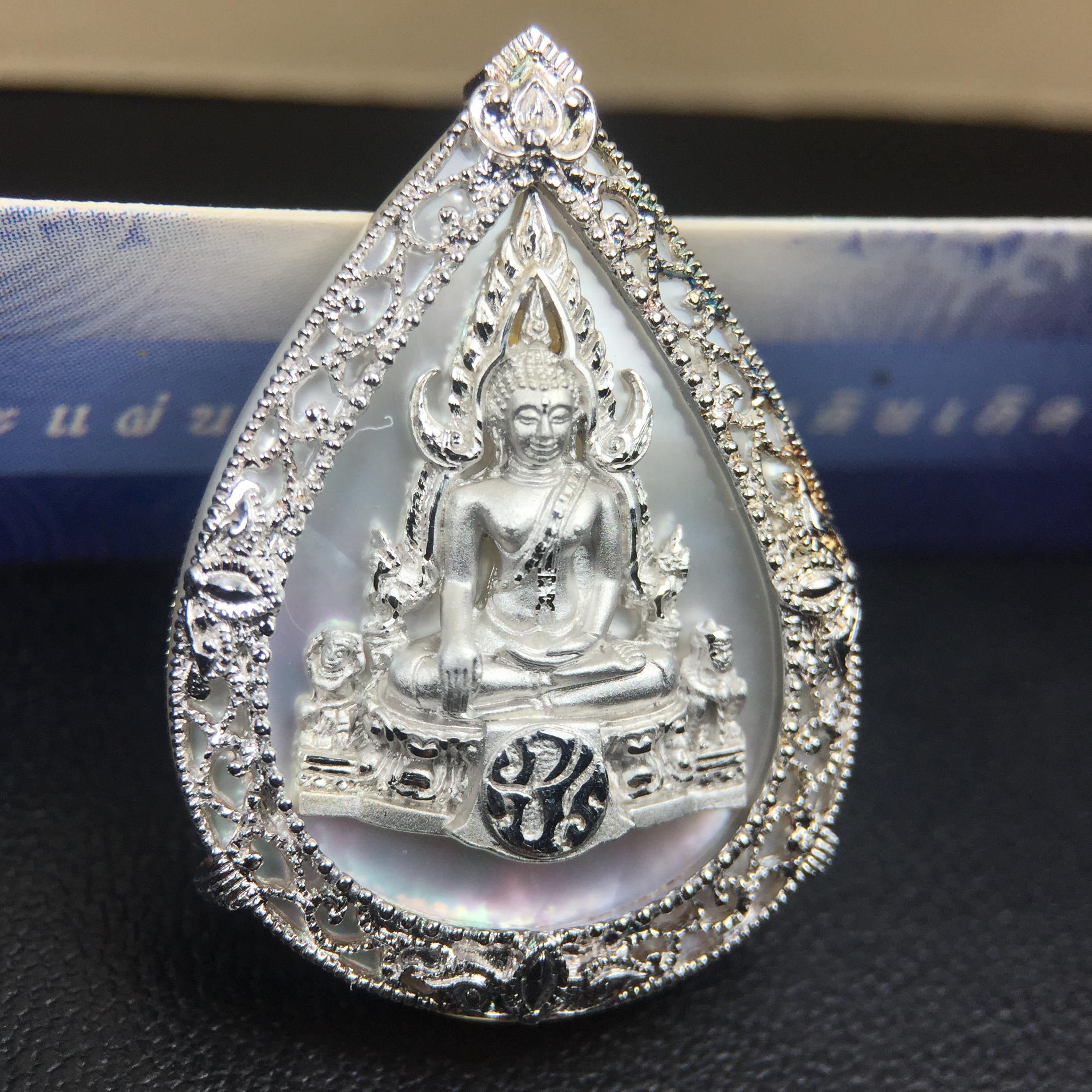 เหรียญพระพุทธชินราช ภปร. โครงการ เพราะแผ่นดินนี้คือแผ่นดินเกิด ปี 2551 รูปหยดน้ำ เนื้อเงินชุบทองคำขาว(ล้อมด้วยกรอบเงินชุบทองคำขาวสลักเสลาเป็นลวดลายละเอียดอ่อน ส่วนพื้นองค์พระเป็นเปลือกหอยมุขสวยงดงาม )(ขนาด 21 x 29 มม.) (สวยงามหายาก)1ใน5000องค์