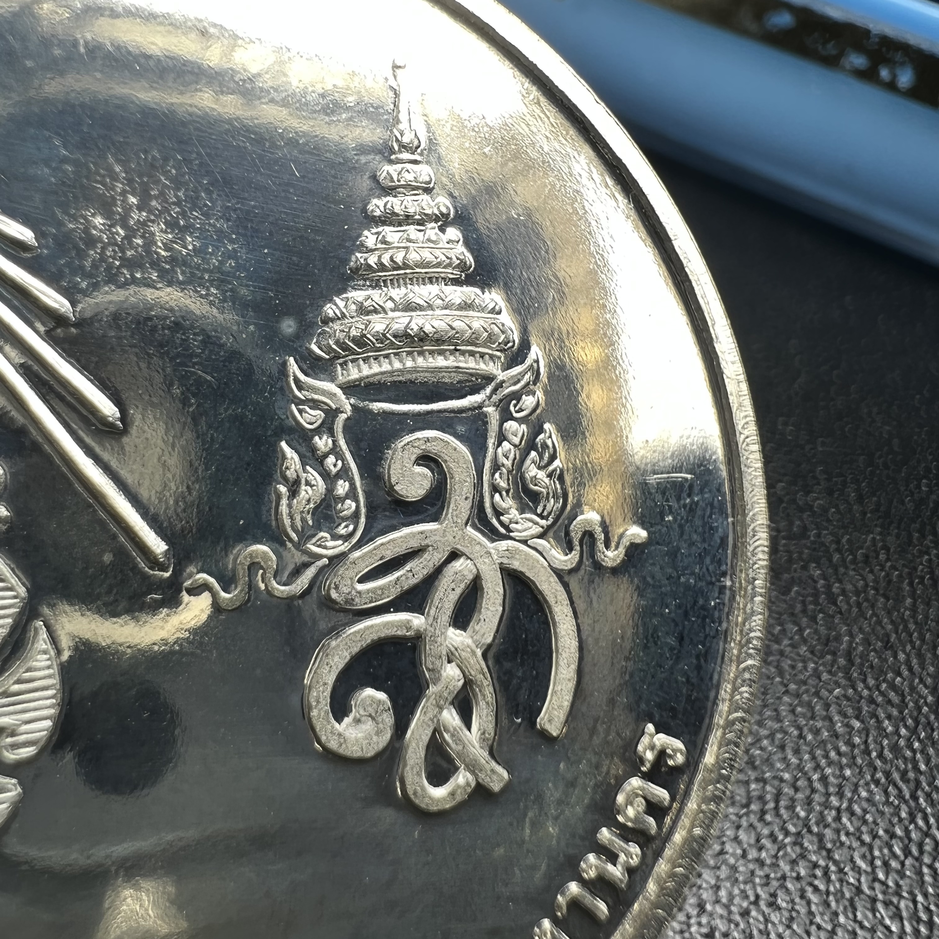 เหรียญรูปเหมือนพระราชสังวราภิมณฑ์(หลวงปู่โต๊ะ)ที่ระลึก ครบ 108 ปี วัดประดู่ฉิมพลี ปี 2538 ด้านหลังพระราชทานพระนามาภิไธยย่อ ภปร. และ สก. เนื้อเงินขัดเงา เหรียญกลมใหญ่ขนาด 3.5 ซม.สภาพสวยเดิมกล่องบรรจุเดิมครบสมบูรณ์และหายาก