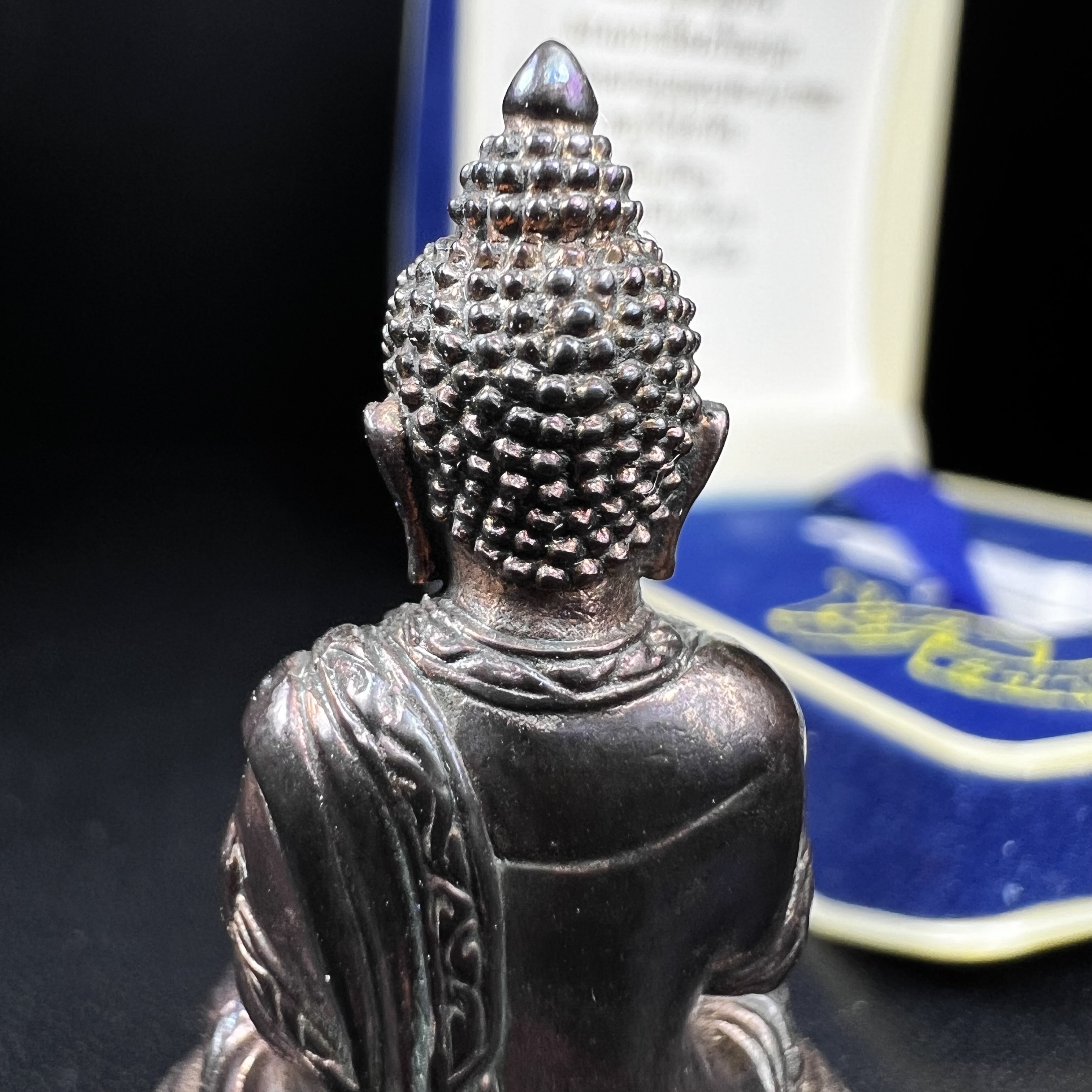 พระกริ่งคชวัตร รุ่นแรก วัดบวรนิเวศวิหาร ปี 2546 เนื้อนวโลหะเต็มสูตรแก่ทองคำ ฉลองพระชนมายุ 90พรรษา สมเด็จพระสังฆราชเจ้า กรมหลวงวชิรญาณสังวร (เจริญ สุวฑฺฒโน) พุทธศิลป์ที่เป็นเอกลักษณ์ ทุกองค์บรรจุเส้นพระเกศาของสมเด็จพระญาณสังวร ยอดนิยม หายาก 1 ใน 3999 องค์