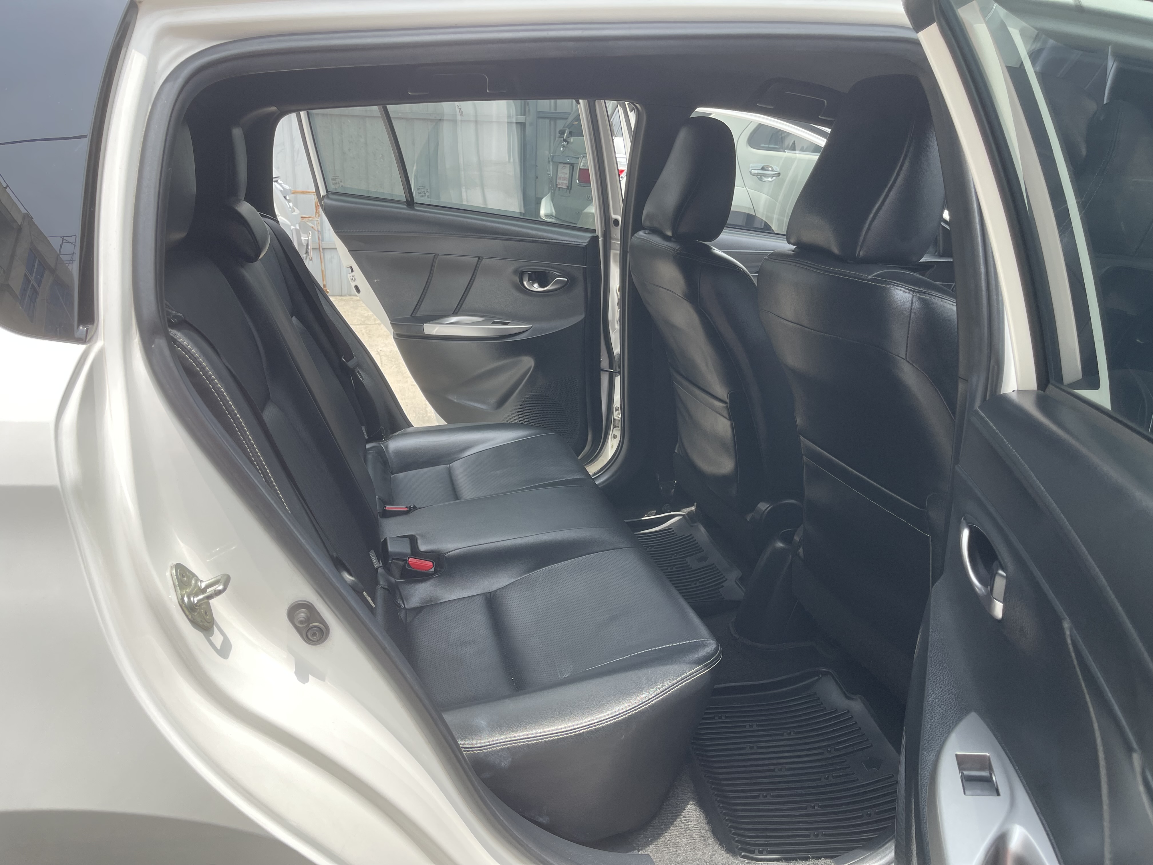 Toyota Yaris 1.2 TRD Sportivo At 2015 ขาว