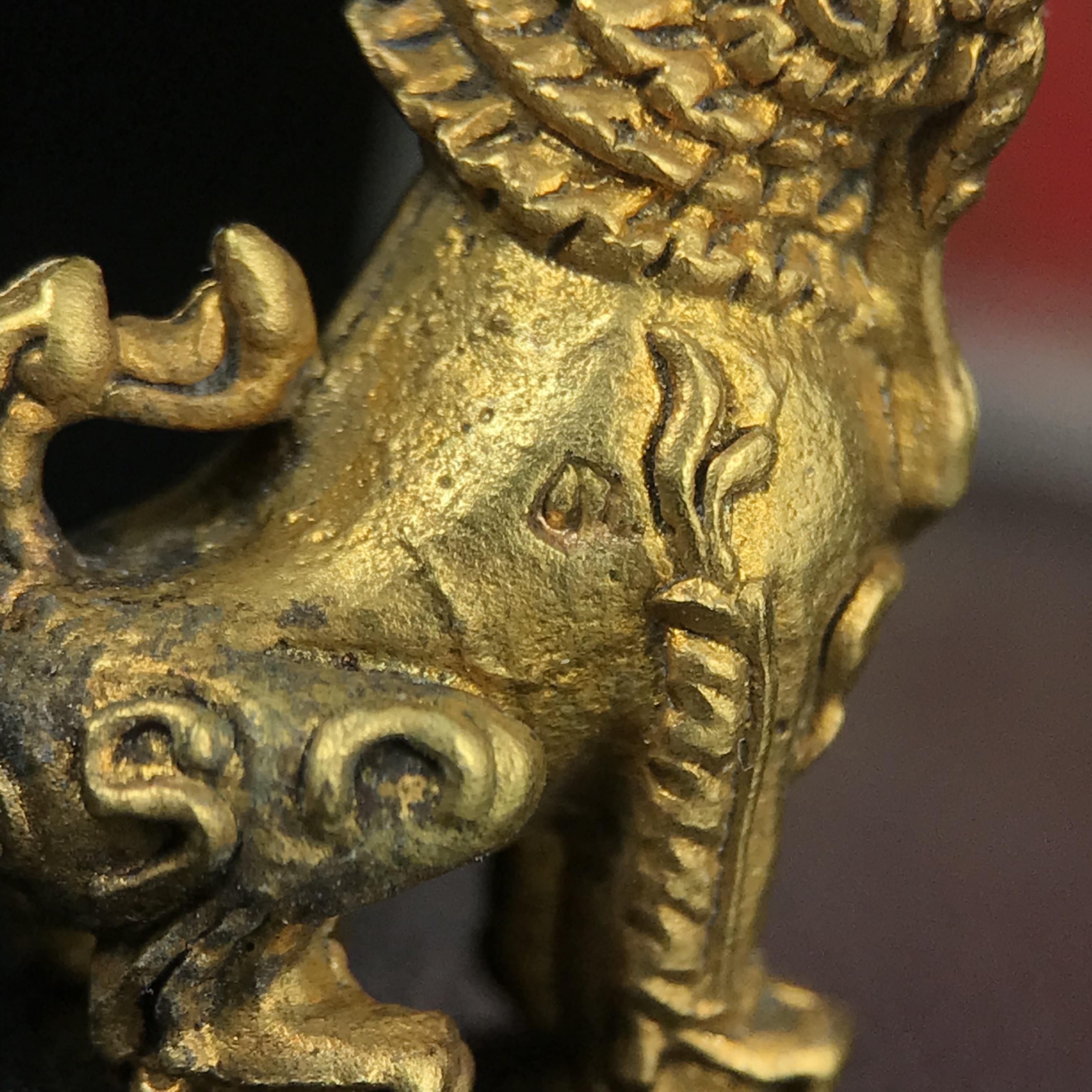 สิงห์เจ้าพ่อดำ วัดบุพพาราม จ.เชียงใหม่ ปี 2518 เนื้อกะไหล่ทอง(ตอก 2 โค๊ต)หายาก(สภาพผิวเดิมสวยเดิมกล่องครบ) สิงห์รุ่นนี้มีพิธีดีมีเกจิอาจารย์ที่ร่วมปลุกเสกมากมาย****เครื่องราง ที่พระบาทสมเด็จพระเจ้าอยุ่รัชกาลที่ ๙ ทรงเสด็จฯประกอบพิธีด้วยพระองค์เอง