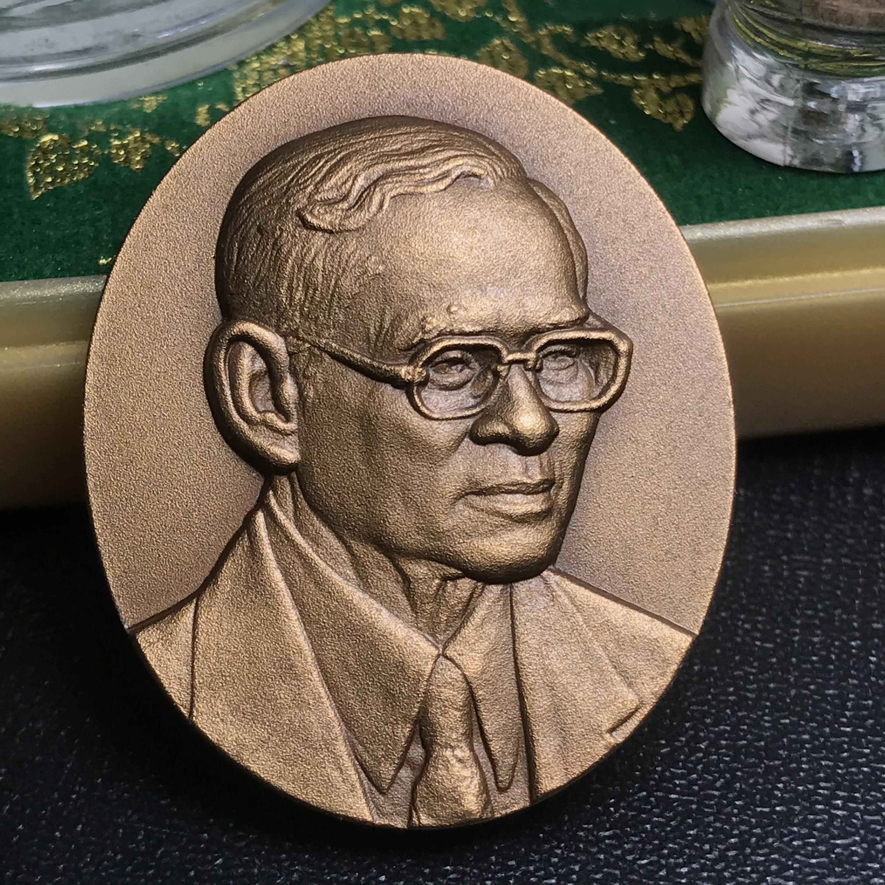 เหรียญพระบรมรูปหล่อพระบาทสมเด็จพระเจ้าอยู่หัว 84 พรรษา เนื้อทองแดงรมดำขัดวินอล พิมพ์กลาง(29*35 มม.)(บรรจุมวลสารจิตรลดา เส้นเกษา(เส้นผม)รัชกาลที่9 พระราชทาน)