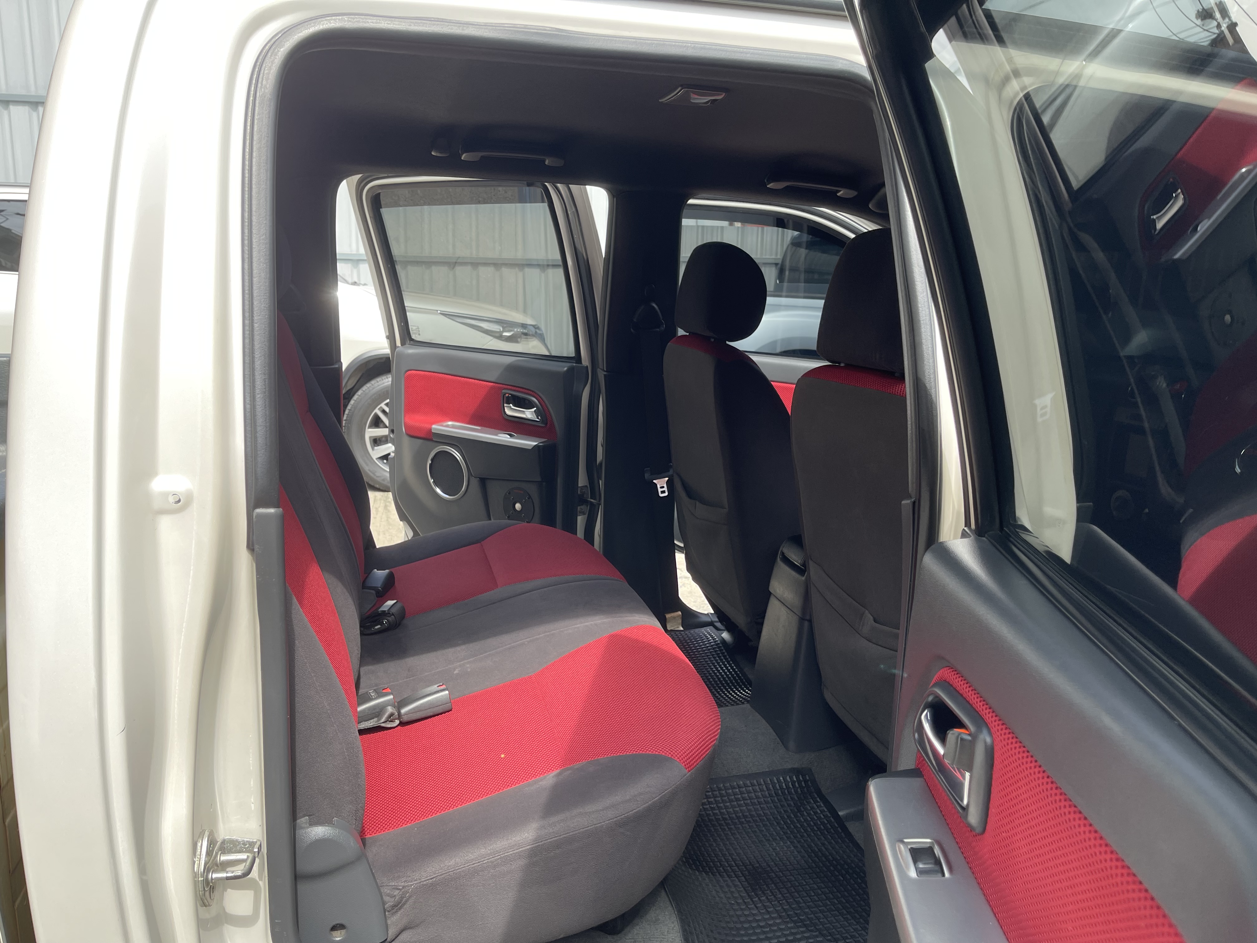 Isuzu Dmax 4ประตู Hilander 2.5 Abs X-Series Navi 2011 ขาวมุก