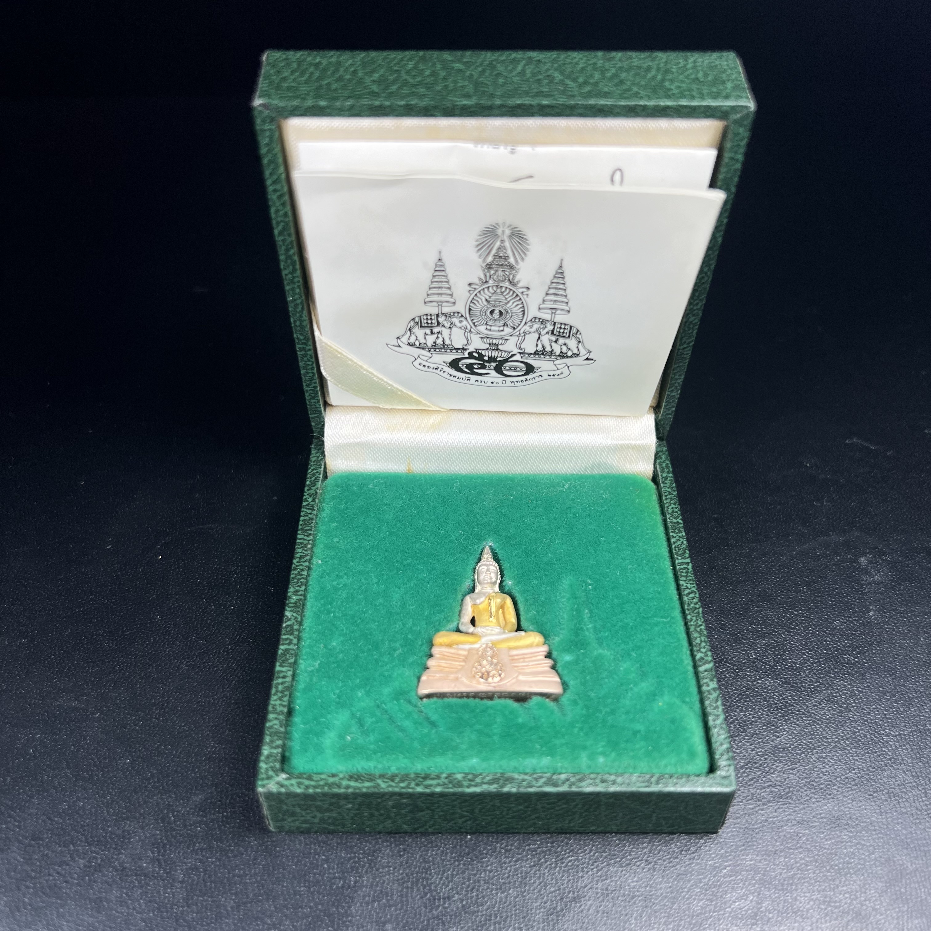 พระพุทธโสธร ภปร. รุ่นย้อนยุค สร้างพระอุโบสถ สมาคมชาวฉะเชิงเทรา จัดสร้าง ปี 2539 วโรกาสครองสิริราชสมบัติครบ 50 ปี เนื้อเงินชุบสามกษัตริย์ทรายนวลขัดเงาบางส่วน(สภาพผิวเดิม เก่าเก็บอย่าดี สวยมาก แบบนี้หายาก) พร้อมกล่องบรรจุและใบรับรองเดิมครบสมบูรณ์