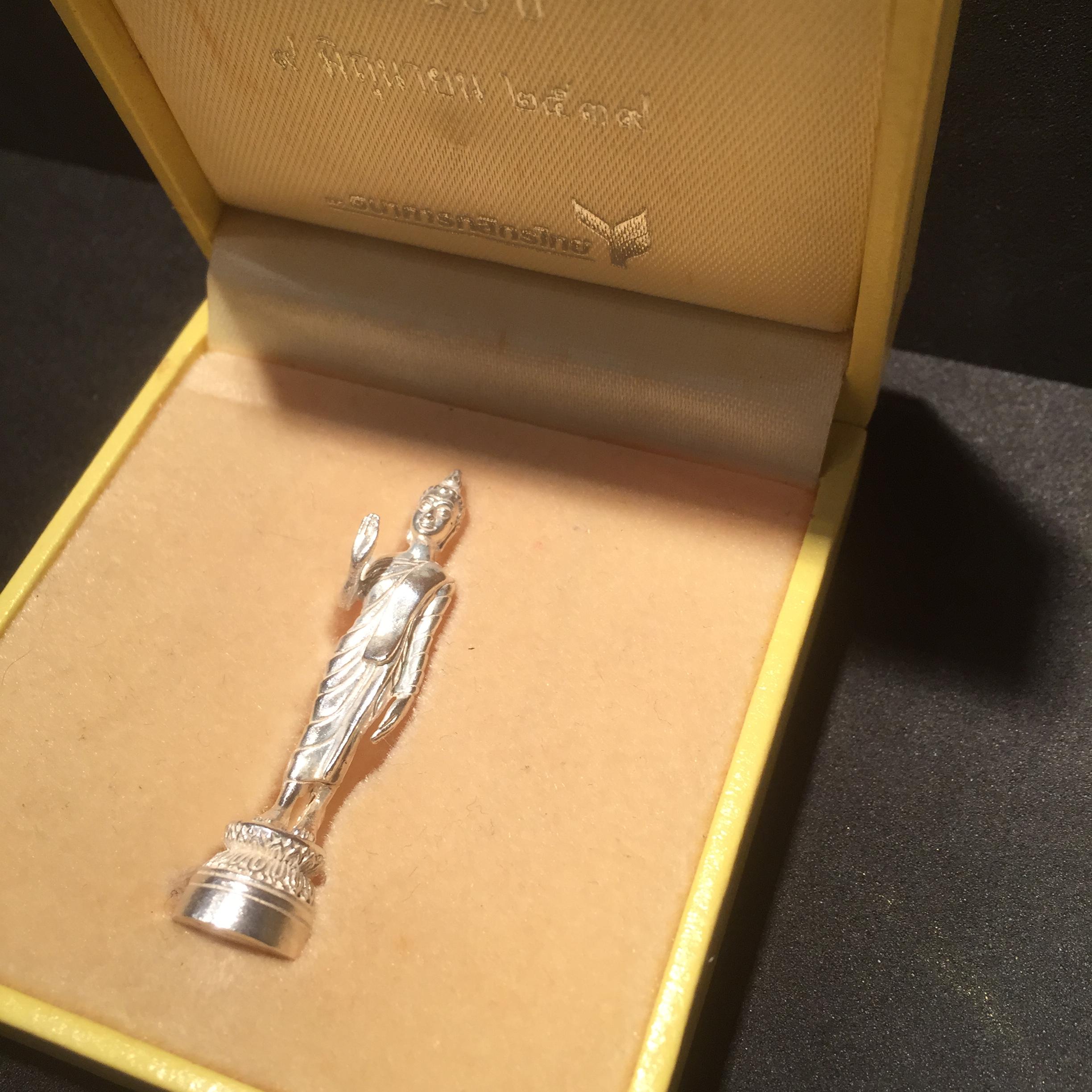 พระพุทธอภัยมงคลสมังคี ลอยองค์เนื้อเงิน สร้างเนื่องในมงคลโอกาสที่พระบาทสมเด็จพระเจ้าอยู่หัว ทรงครองสิริราชสมบัติครบ ๕๐ ปี พ.ศ.๒๕๓๙ ด้านหน้าประดิษฐานตราสัญลักษณ์งานฉลองสิริราชสมบัติครบ ๕๐ ปี