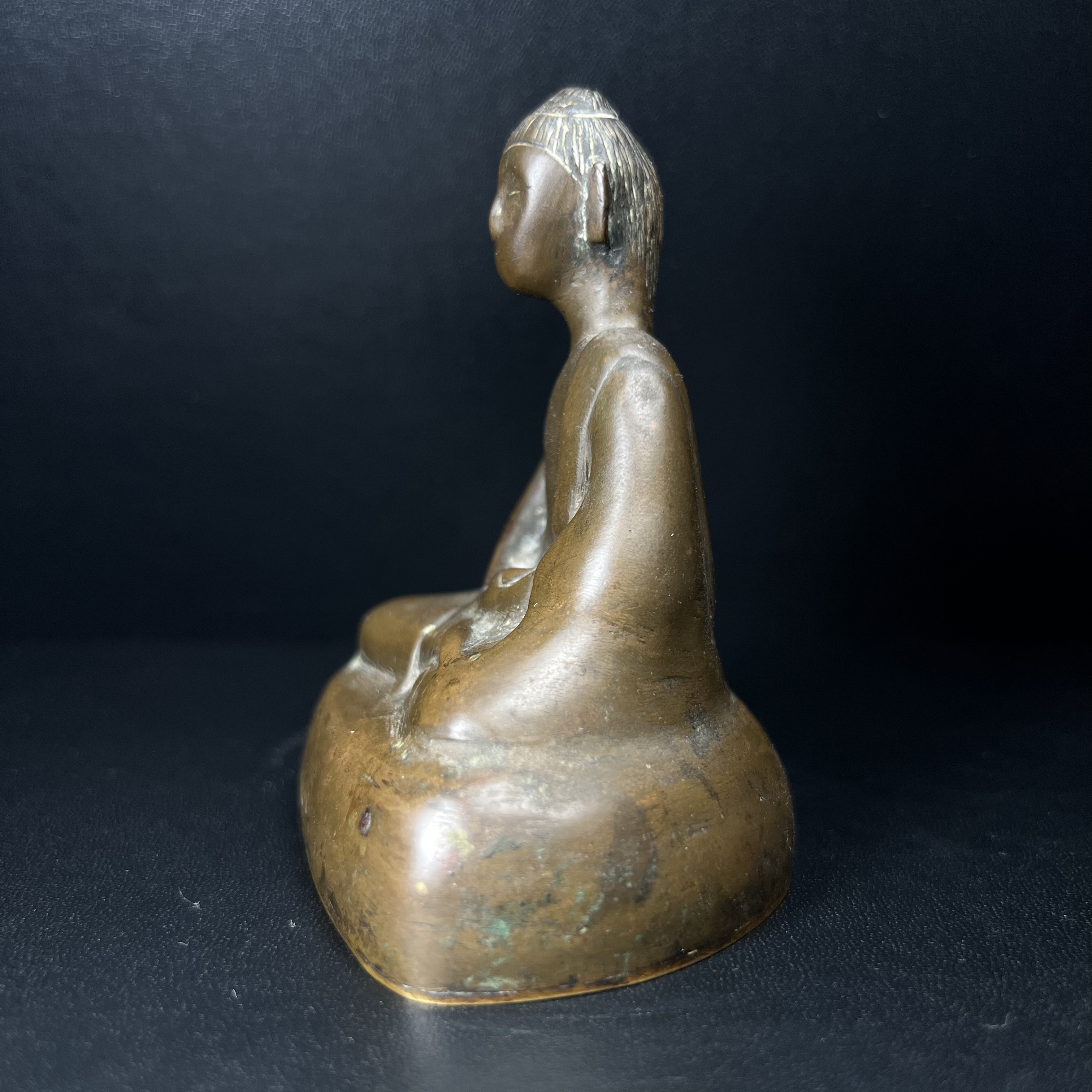 พระพุทธรูปฝีพระหัตถ์สมเด็จย่า ขนาดบูชาหน้าตัก 2 นิ้ว จัดสร้างขึ้นเนื่องในวาระครบ 6 รอบ เมื่อวันที่21 ตุลาคม พ.ศ.2515 (ในหลวงรัชกาลที่ 9 เสด็จพระราชดำเนินทรงเททอง)พิธีปลุกเสกยิ่งใหญ่ เกจิ 108 รูป ร่วมปลุกเสก หายากพบเจอน้อยมาก