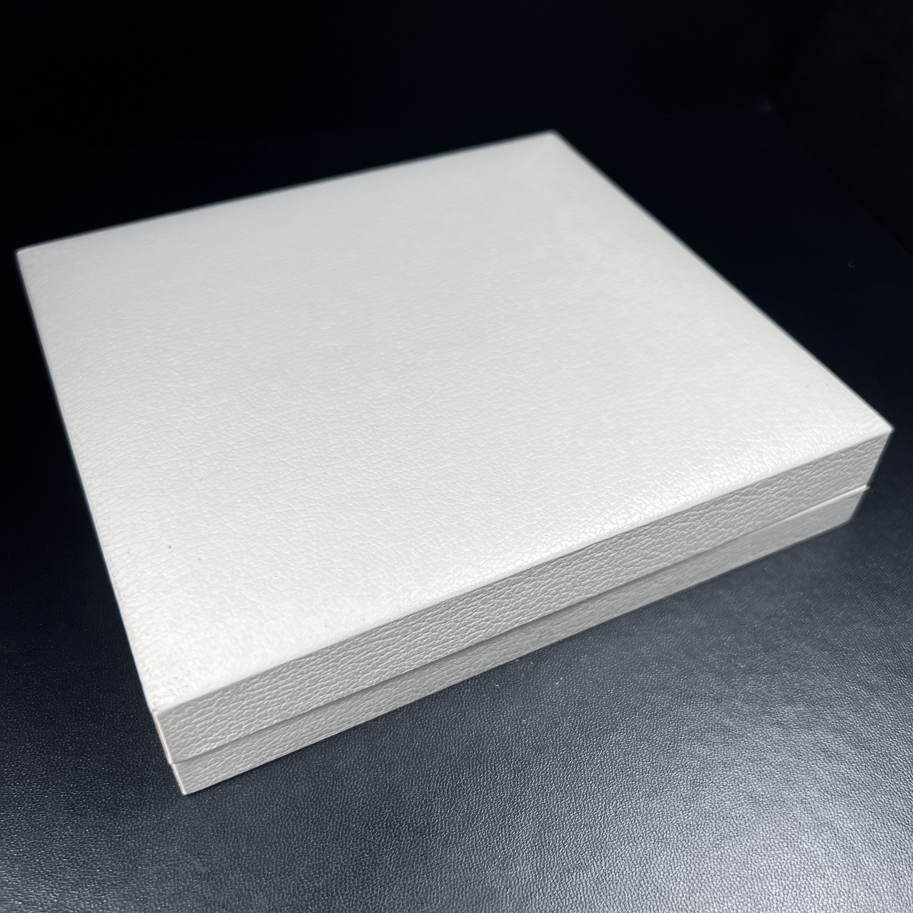 ชุดที่ระลึกครบ 72 ปี โรงพยาบาลจุฬาลงกรณ์ สภากาชาดไทย 30 พฤษภาคม พ.ศ.2529(ในหลวงรัชกาลที่9เสด็จในพิธี)พระดี พิธีใหญ่ มวลสารเส้นเกศาในหลวงรัชกาลที่ 9 ประกอบพิธีพุทธาภิเษกพร้อมกับพิธีพระกริ่งปวเรศ ปี2530 วัดบวรนิเวศและวัดพระแก้ว