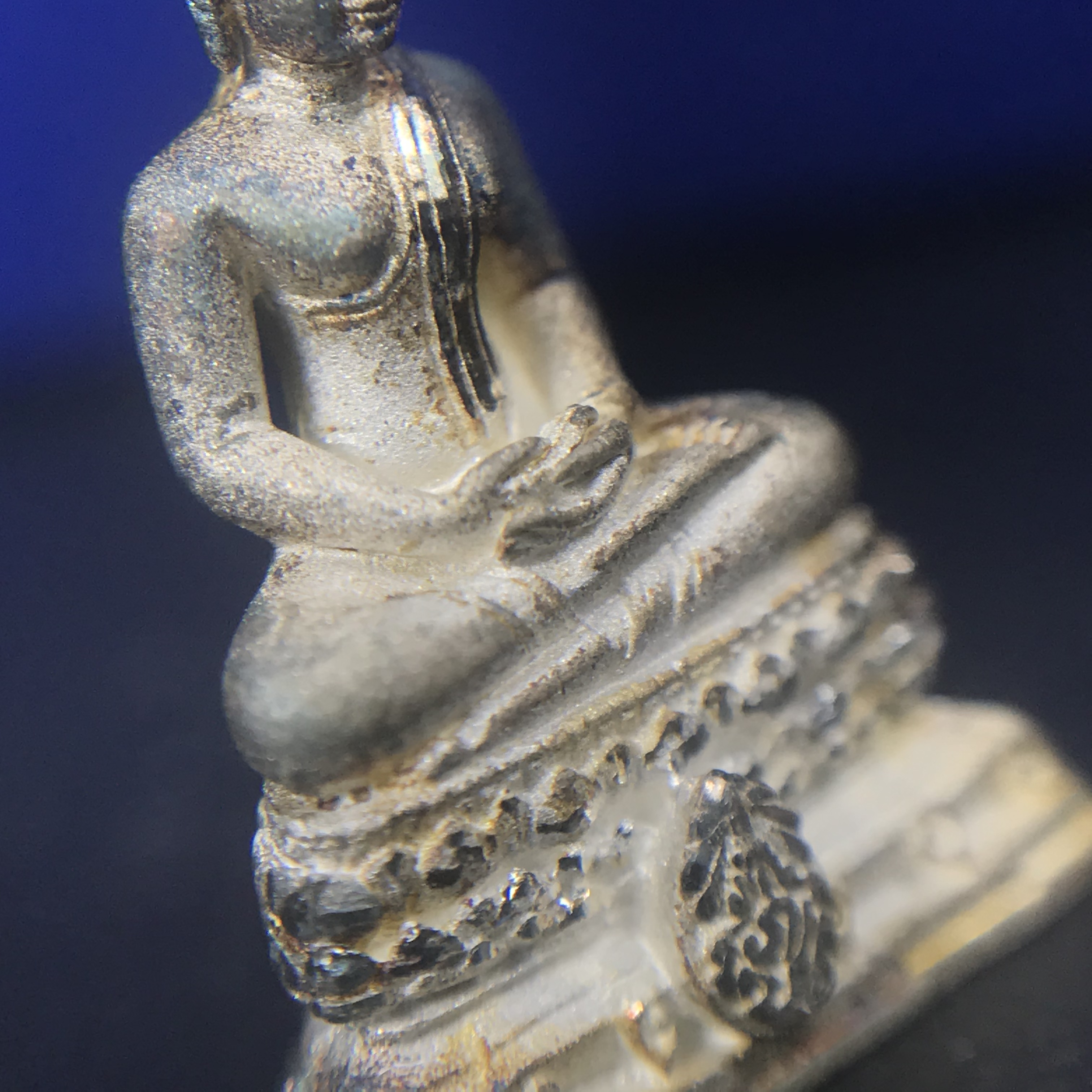 พระชัยวัฒน์พุทธสิหิงค์ ภปร. รุ่นสร้างหอพระธรรมศาสตร์ ปี2542 เนื้อเงิน(ผิวเดิม ขึ้นสีรุ้งธรรมชาติ แบบนิยม) มหาพิธี 3วาระอันยิ่งใหญ่