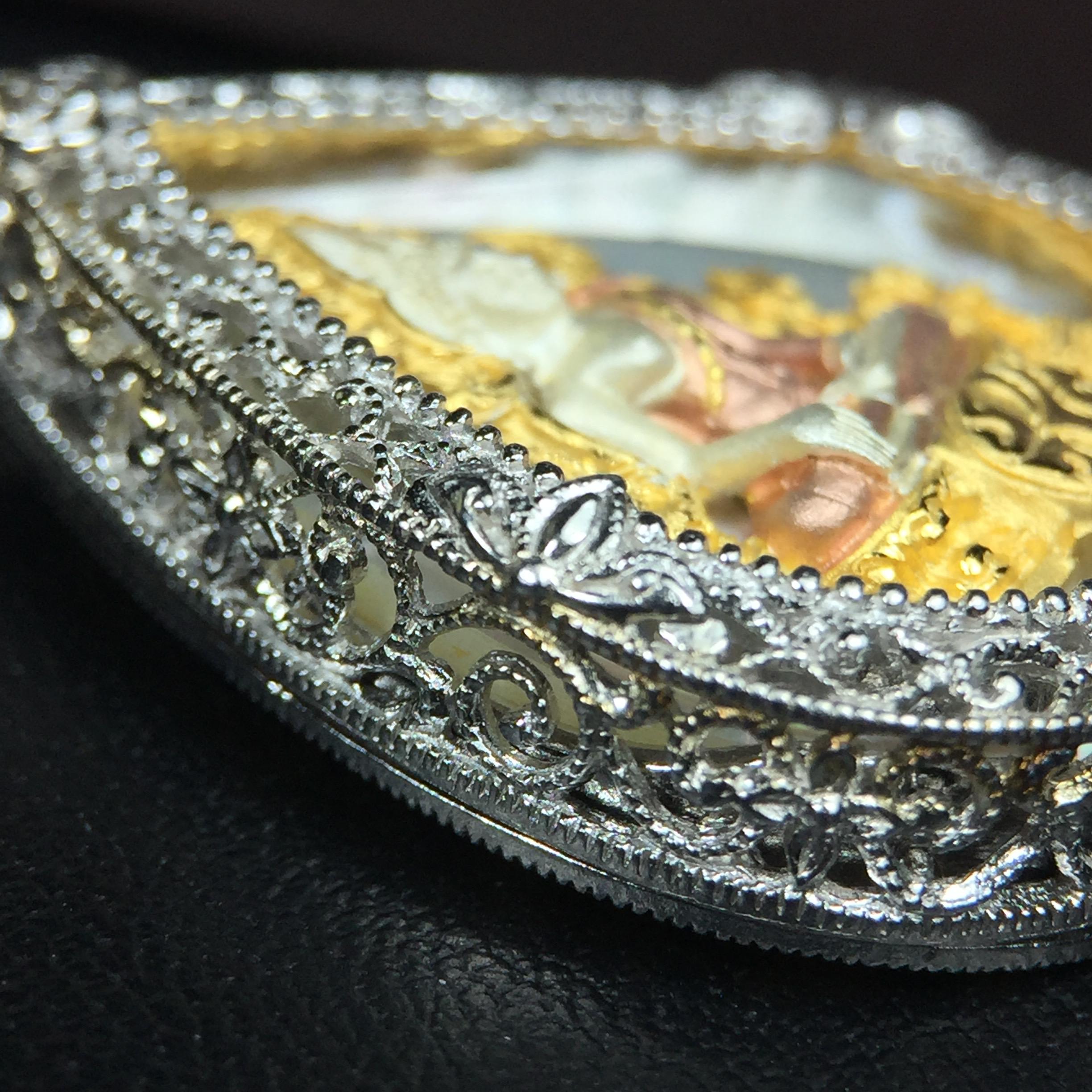 พระพุทธชินราช ภปร. โครงการ "เพราะแผ่นดินนี้ คือ แผ่นดินเกิด" ปี2548(รุ่นแรก) เหรียญทรงหยดน้ำ ขนาด 21 x 31 มม. เนื้อเงินสามกษัตริย์ องค์พระชุบสามกษัตริย์ ล้อมด้วยกรอบเงินชุบทองคำขาวสลักเสลาเป็นลวดลายละเอียดอ่อน ส่วนพื้นองค์พระเป็นเปลือกหอยมุข