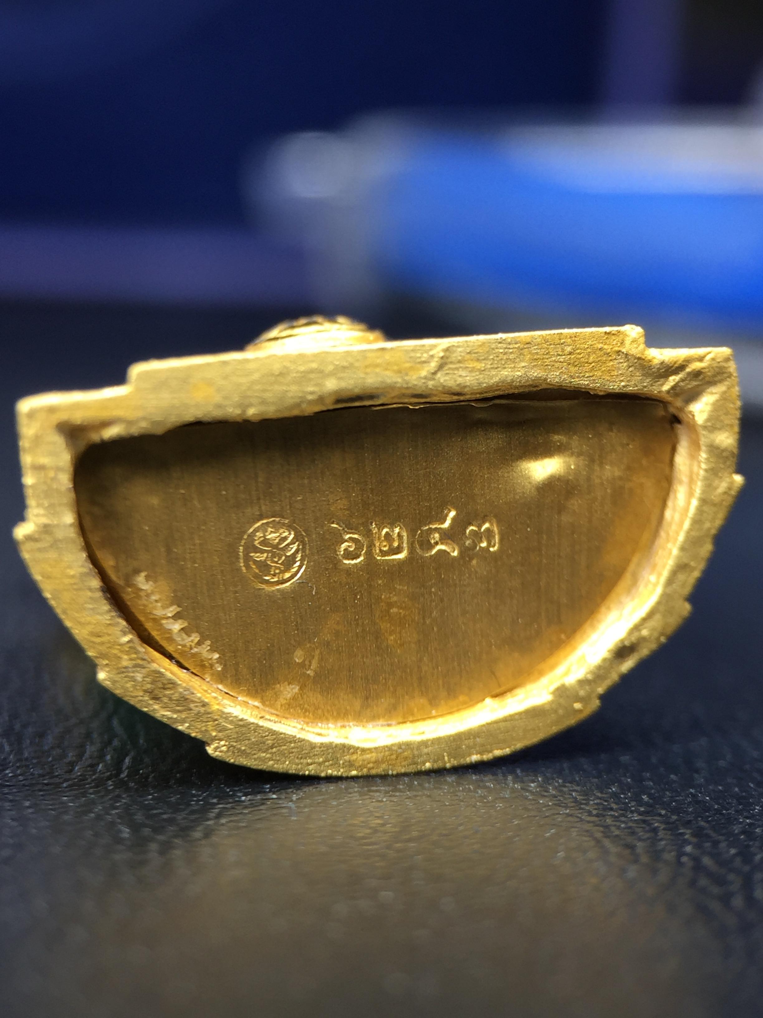 พระแก้วมรกต ภปร. จัดสร้างโดย รพ.ภูมิพลฯ ปี2547 ลอยองค์ขนาดหน้าตัก 1/2 นิ้ว เนื้อเรซิ่นหุ้มทองคำ99.99 งดงามทรงคุณค่าอีกหนึ่งรุ่นยอดนิยม หายาก