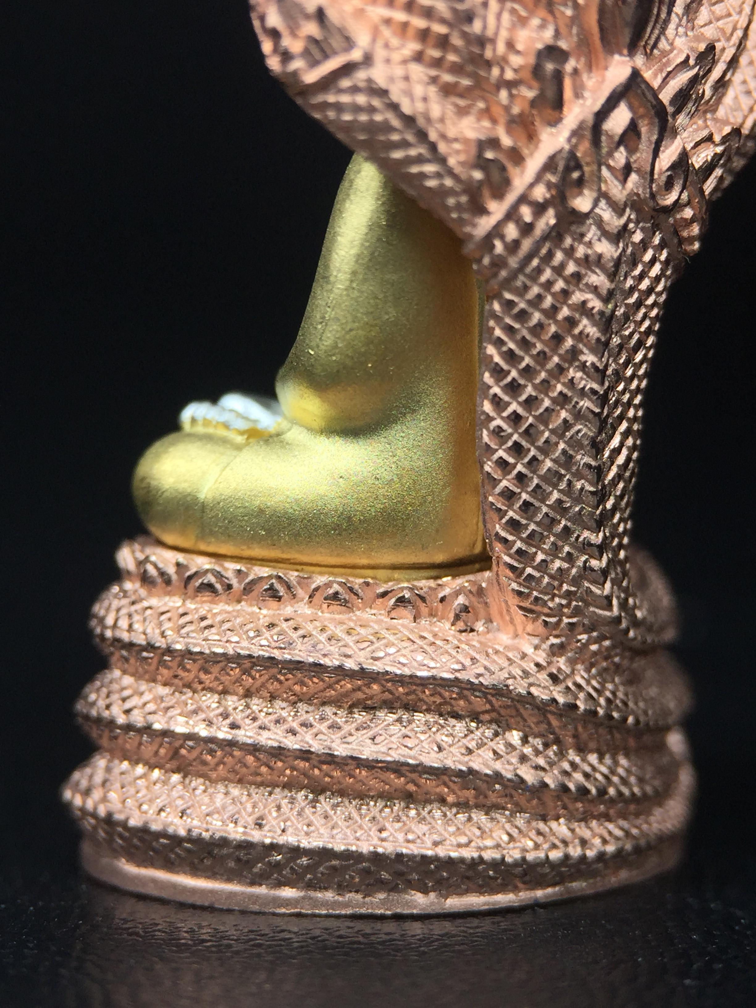 พระนาคปรก สธ. รุ่นสร้างพระอุโบสถเฉลิมพระเกียรติ 4 รอบ 84 พรรษา สมเด็จพระเทพรัตนราชสุดาฯ วัดบวรนิเวศวิหาร ปี 2543 พิมพ์ใหญ่ เนื้อเงินบริสุทธิ์ ชุบสามกษัตริย์แบบพ่นทรายขัดเงาบางส่วน(สภาพ สวย )พิธีใหญ่ พุทธศิลป์งดงาม หายาก (1 ใน 1999 องค์)