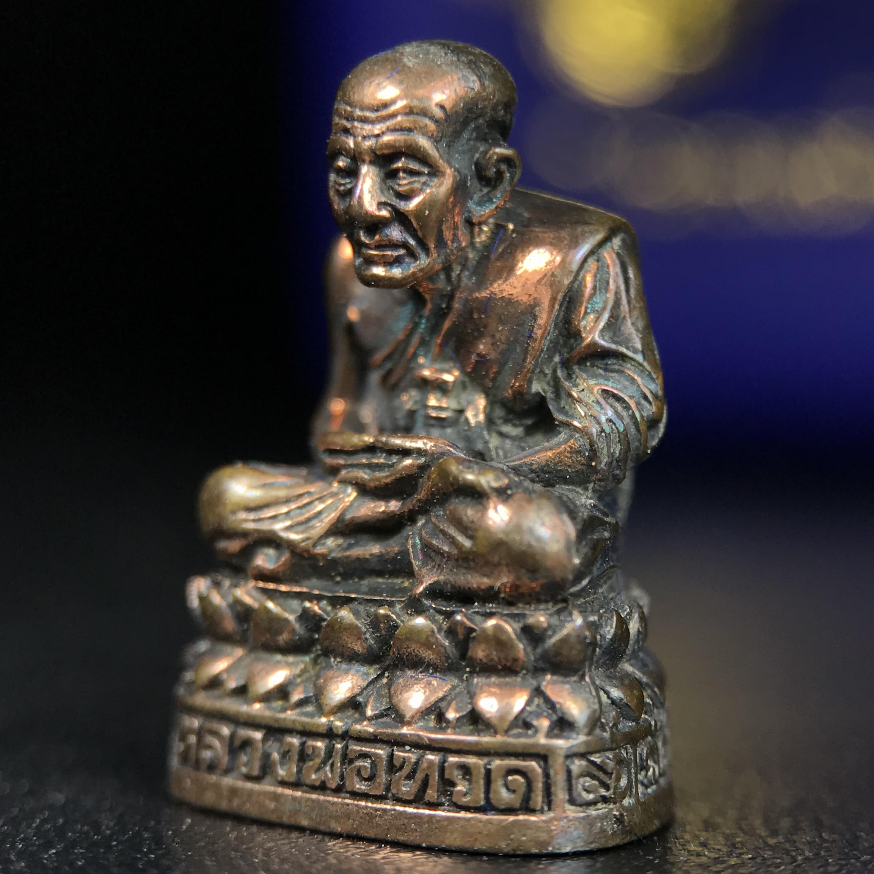 รูปเหมือนหล่อลอยองค์หลวงปู่ทวด รุ่น 111ปี กระทรวงกลาโหม เนื้อนวโลหะรมดำ-ปัดเงา ปี2540 พิธีใหญ่ เข้มขลัง นิยม พร้อมกล่องบรรจุเดิม(คัดสภาพสวยผิวเทพๆผิวรุ้งๆ)ทั้งพิธีทั้งพุทธศิลป์ทรงคุณค่าอีกหนึ่งรุ่นยอดนิยม