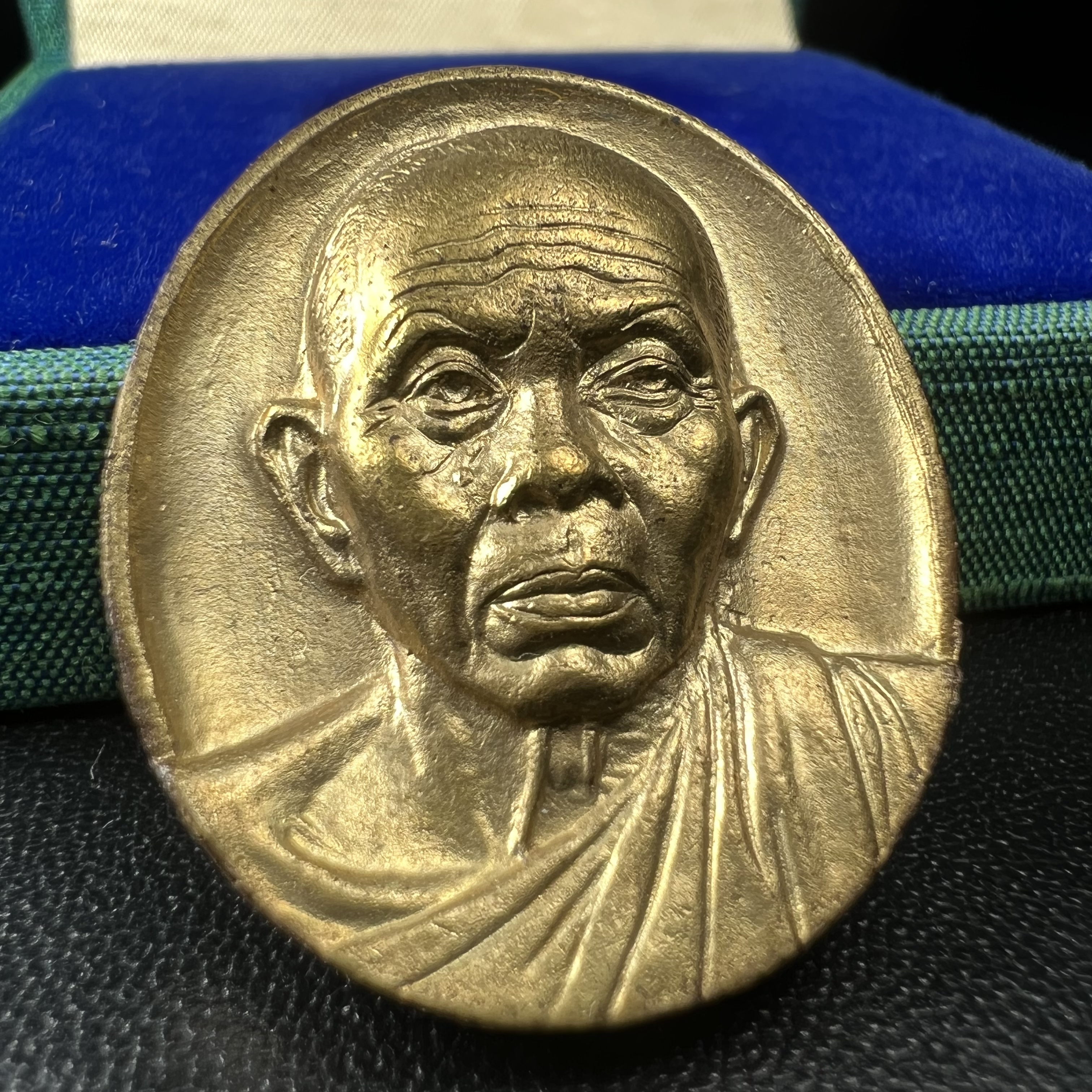 เหรียญรูปเหมือนพระญาณวิทยาคมเถร (หลวงพ่อคูณ ปริสุทโธ)ชุดกาญจนาภิเษกครองราชย์ครบ 50 ปี พิธี มังคลาภิเษก ณ วัดบวรนิเวศวิหาร ปี พ.ศ. 2538(จัดสร้างได้เหมือนหลวงพ่อคูณมาก มีรายละเอียดและความคมชัดสูง ลูกศิษย์ท่านไม่ควรพลาด วิจิตรศิลป์และพุทธศิลป์งดงาม)พิธีใหญ่