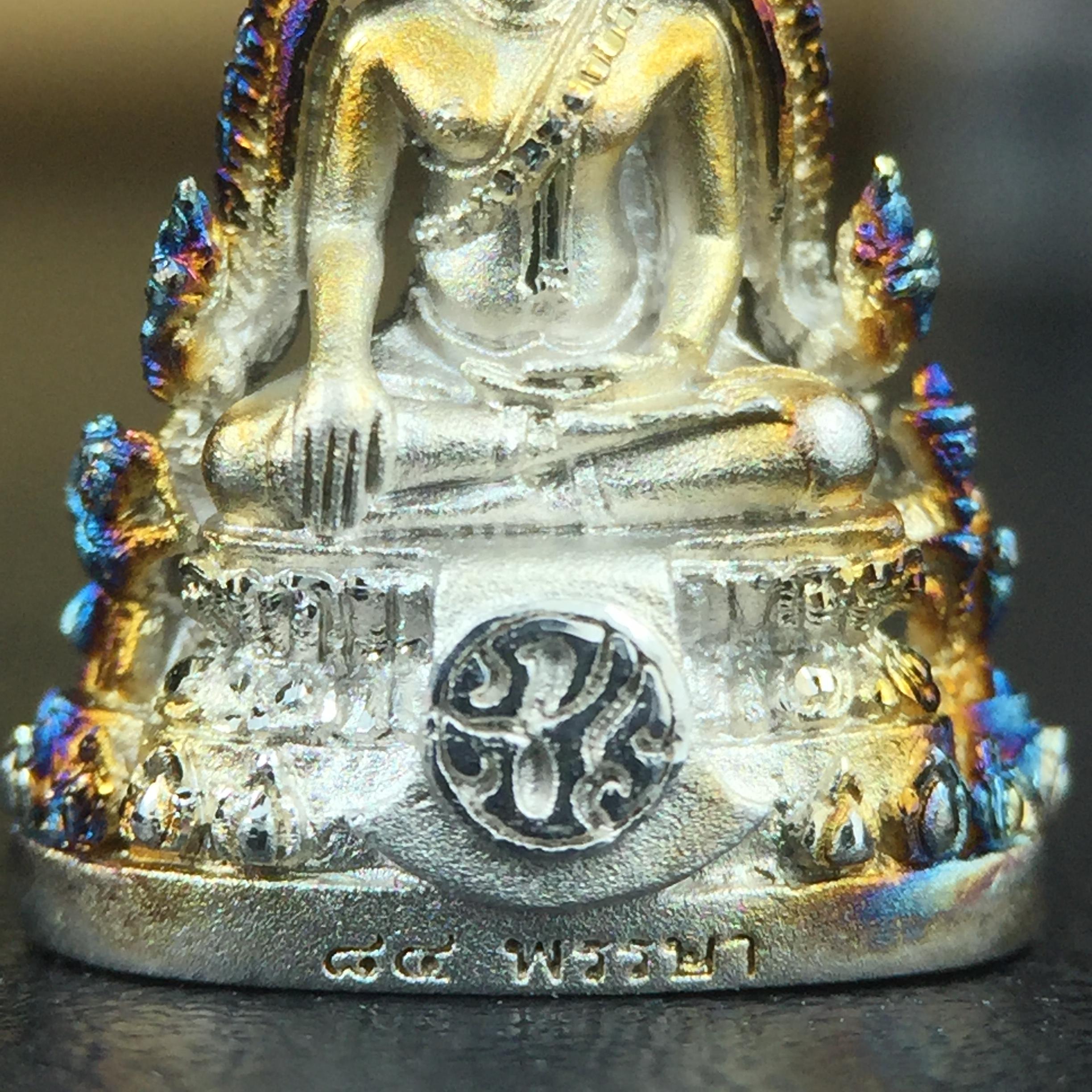 พระพุทธชินราช(จำลอง) ภปร. 84 พรรษา เนื้อเงินชุบทองคำขาว พิมพ์เล็กขนาดหน้าตัก 1/4 นิ้ว (สภาพผิวเดิมสวย ขึ้นสีรุ้งธรรมชาติ แบบนิยม)(พระราชทานมวลสาร จิตรลดาและเส้นพระเจ้า(เส้นผม))พุทธศิลป์ทรงคุณค่าอีกหนึ่งรุ่นยอดนิยม