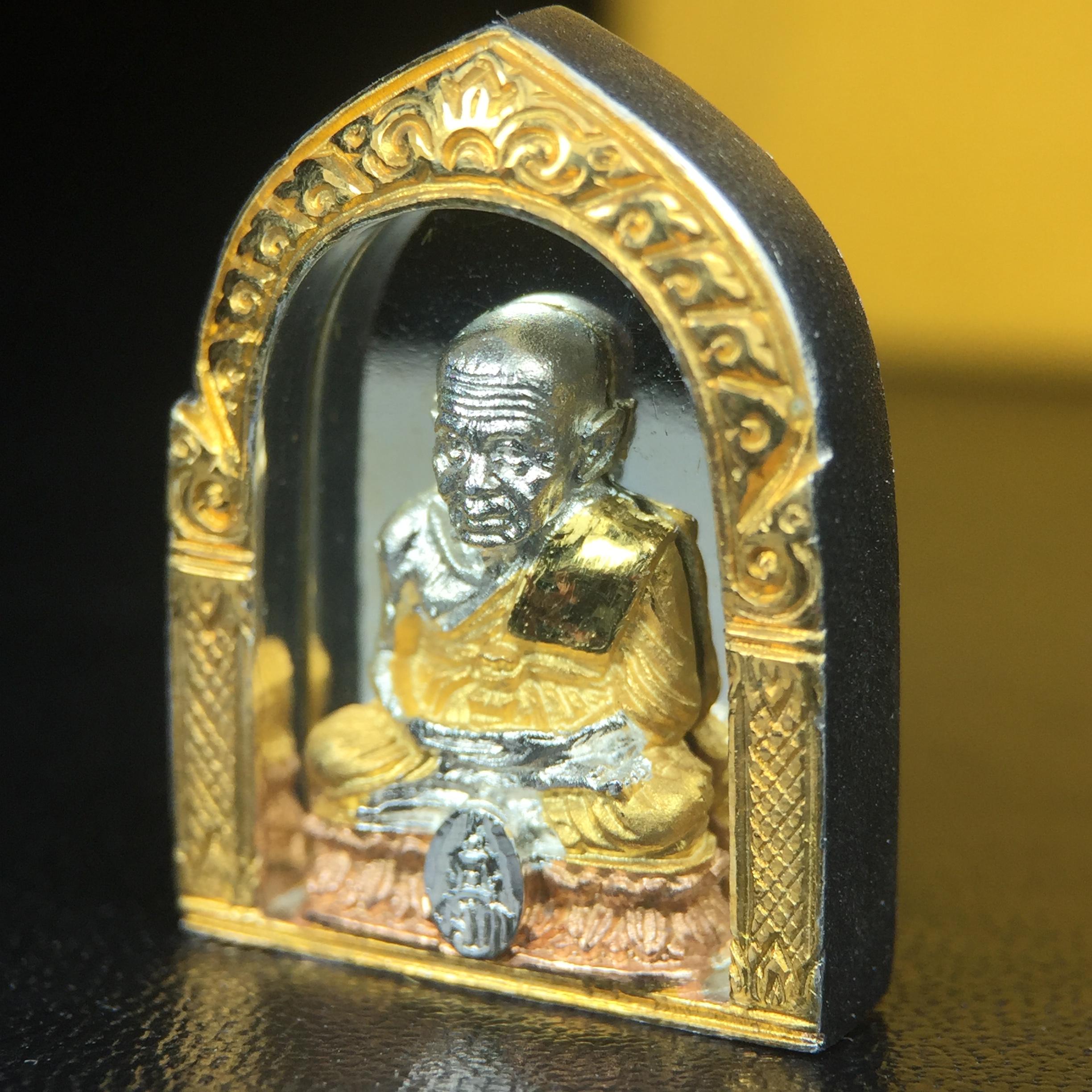 สมเด็จหลวงปู่ทวด วัดช้างให้ รุ่น เฉลิมพระเกียรติ ตราสัญลักษณ์ มวก. พิมพ์ซุ้มกนกเนื้อเงิน-สามกษัตริย์ ปี 2544 พิธีพุทธาภิเษกใหญ่ ณ อุโบสถวัดช้างให้และอุโบสถวัดพระศรีรัตนศาสดาราม ( วัดพระแก้ว )โดยนิมนต์เกจิชื่อดังสายใต้ทั้งหมดจำนวน 108 รูป