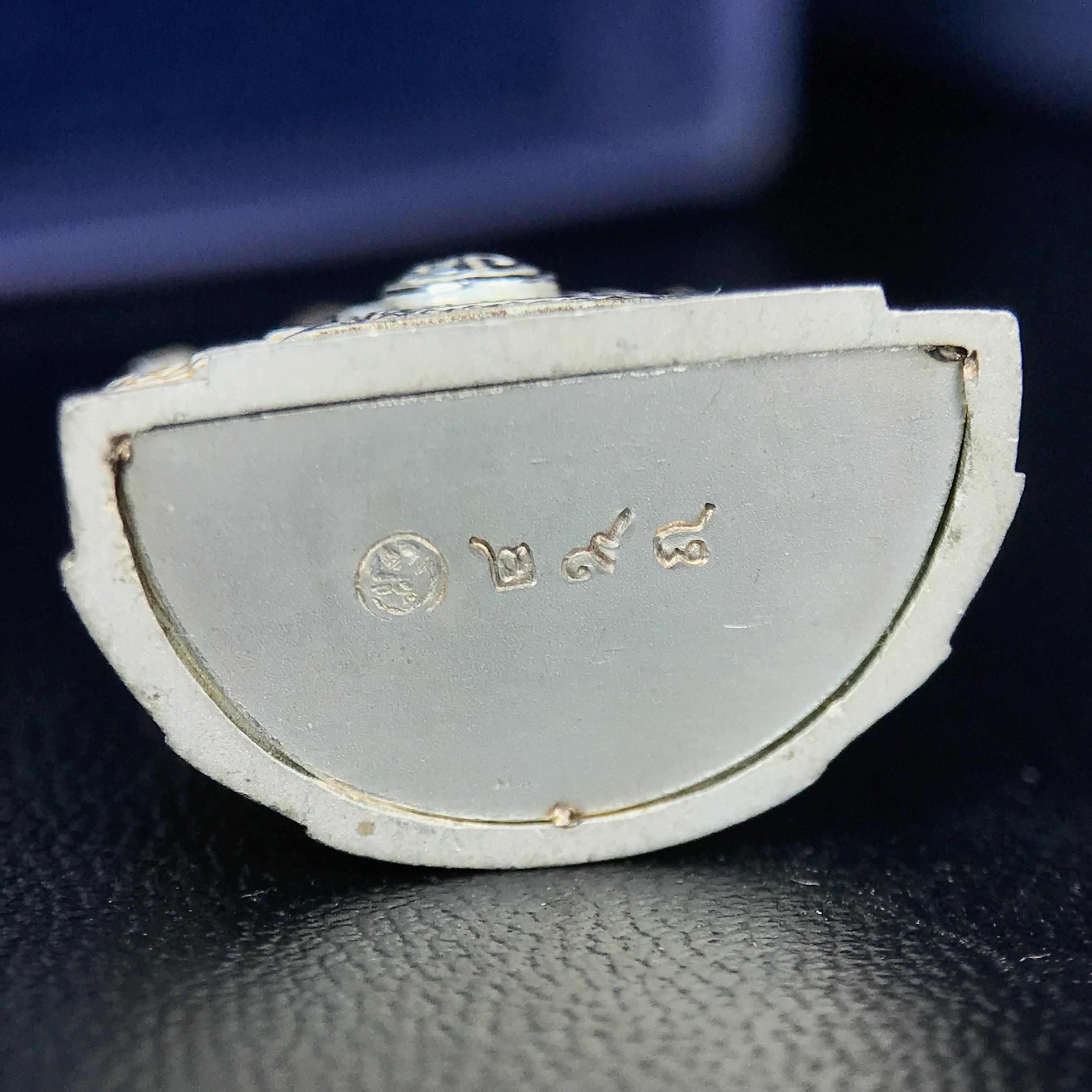 พระแก้วมรกต ภปร. ปี 2547 จัดสร้างโดยโรงพยาบาลภูมิพลอดุลยเดช เนื้อเงิน ลอยองค์ หน้าตัก 1/2 นิ้ว สูง 3.7 ซม. พิธีมหามังคาภิเษก ณ พระอุโบสถวัดพระศรีรัตนศาสดาราม(วัดพระแก้ว) งดงามทรงคุณค่าอีกหนึ่งรุ่นยอดนิยม หายาก(องค์หมายเลขต้นๆหลักร้อย ๒๙๘)ผิวเดิมติดรุ้งสวย