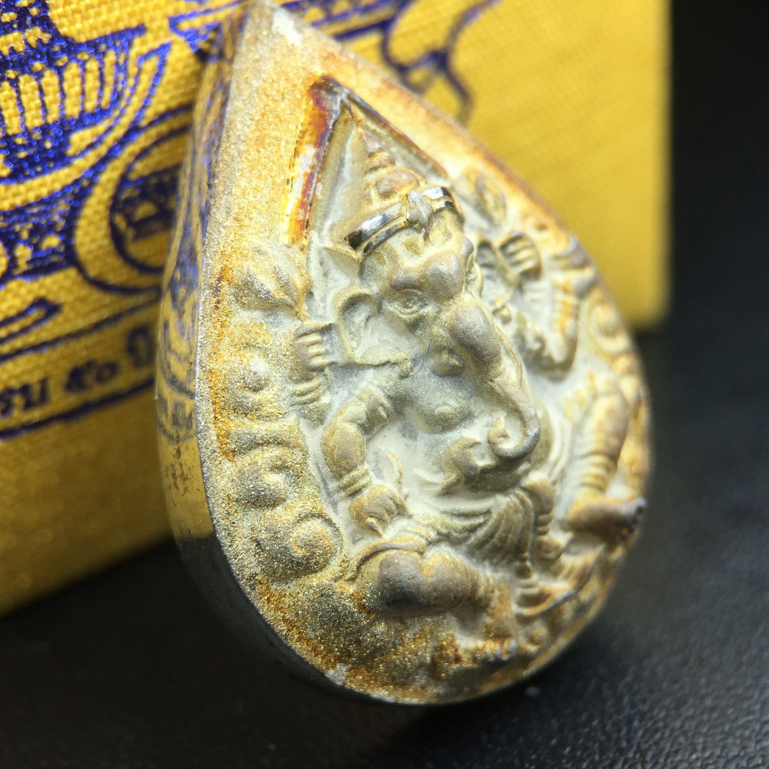 เหรียญพระพิฆเนศวร ญสส. ชุดกาญจนาภิเษกครองราชย์ 50 ปี พุทธศักราช 2538 พิมพ์ใหญ่(2.9 ซม.) เนื้อเงินผิวเดิมขึ้นสีรุ้งงดงามธรรมชาติสร้างสรรค์ สภาพสวยเดิมพร้อมกล่องบรรจุเดิม ตอกโค๊ดหมายเลขกำกับ(1ใน 5539องค์)