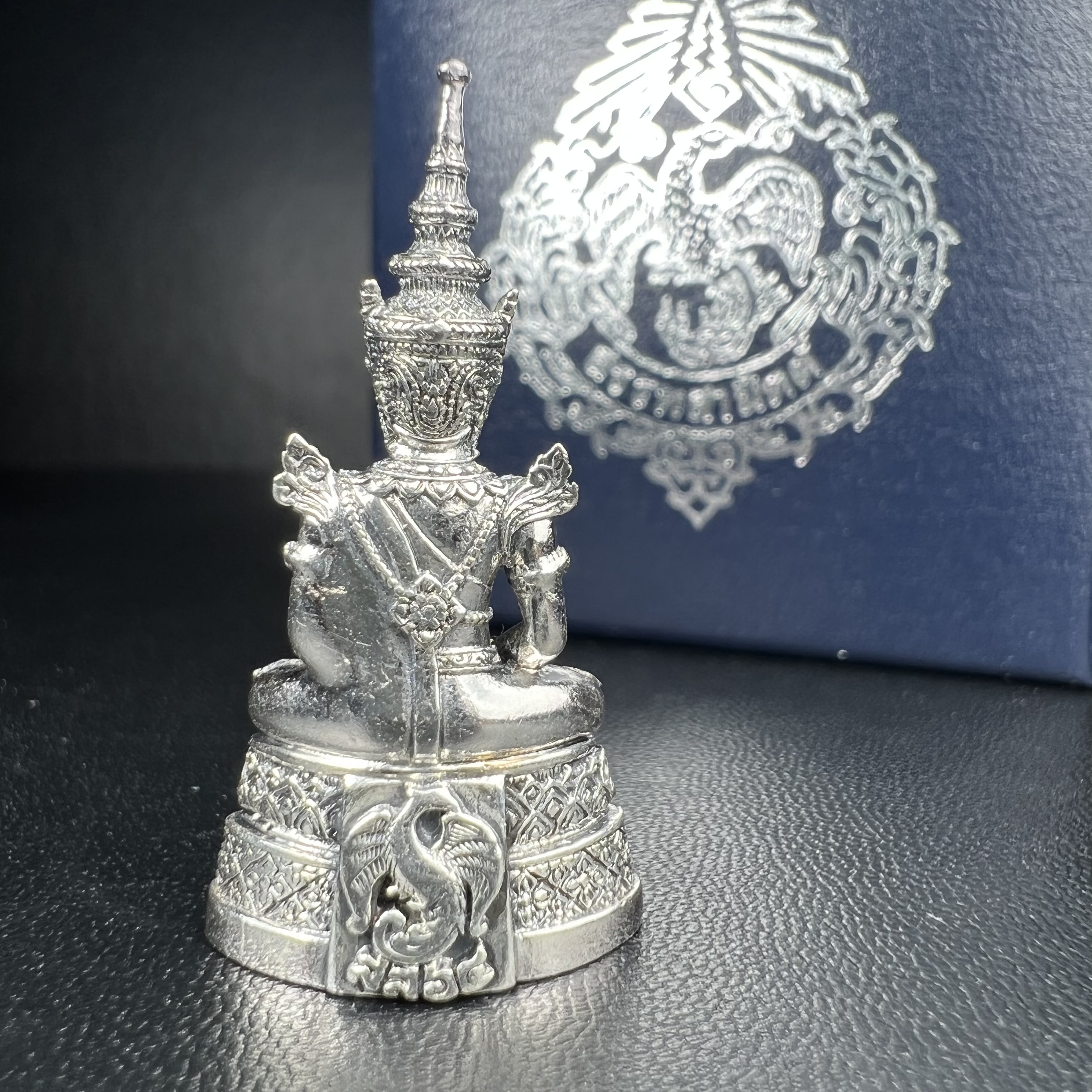 พระแก้วมรกต กรมสรรพสามิตจัดสร้างขึ้นเนื่องในโอกาสครบรอบ 64 ปีของกรมสรรพสามิต และเนื่องในวโรกาสที่พระบาทสมเด็จพระเจ้าอยู่หัวทรงครองราชย์ครบ 50 ปีในปีกาญจนาภิเษก เมื่อ พ.ศ.2539 เนื้อเงินรมดำขัดเงาพร้อมกล่องบรรจุเดิม