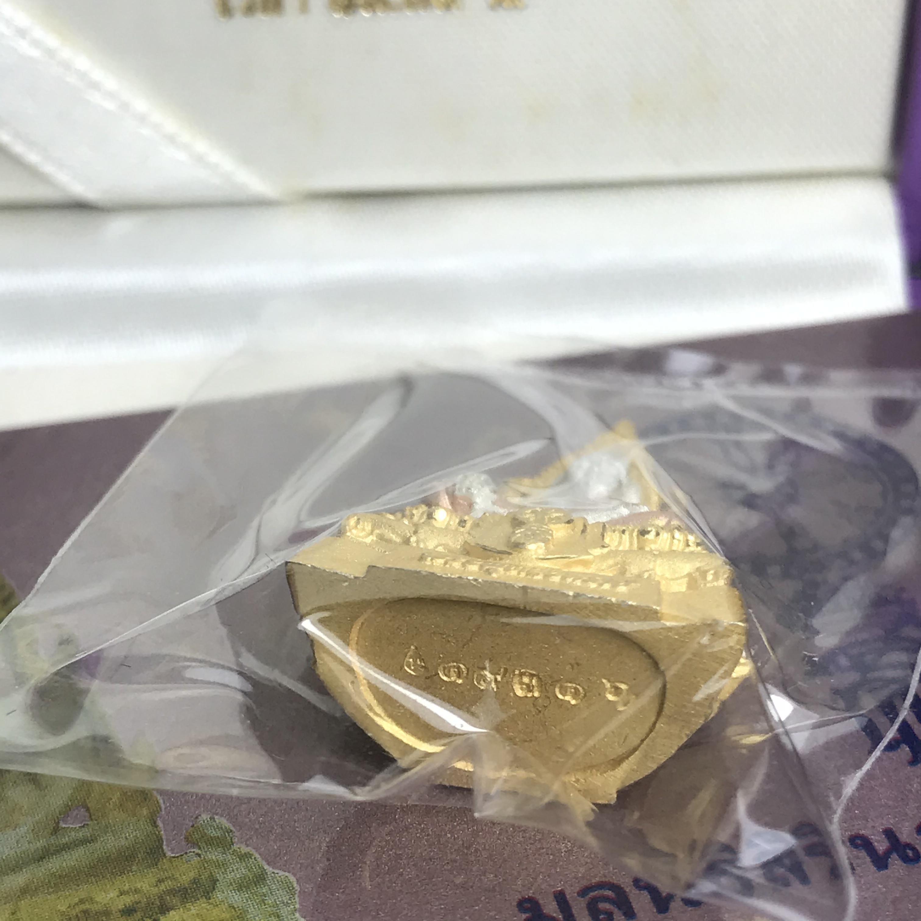 พระพุทธชินราช รุ่นเฉลิมพระเกียรติ สธ. ลอยองค์เนื้อเงิน 99.99% ชุบ 3 กษัตริย์ พ.ศ. 2539 จัดสร้างโดยมูลนิธิสิรินธร กล่องและการ์ดใบรับรองเดิมครบสมบูรณ์