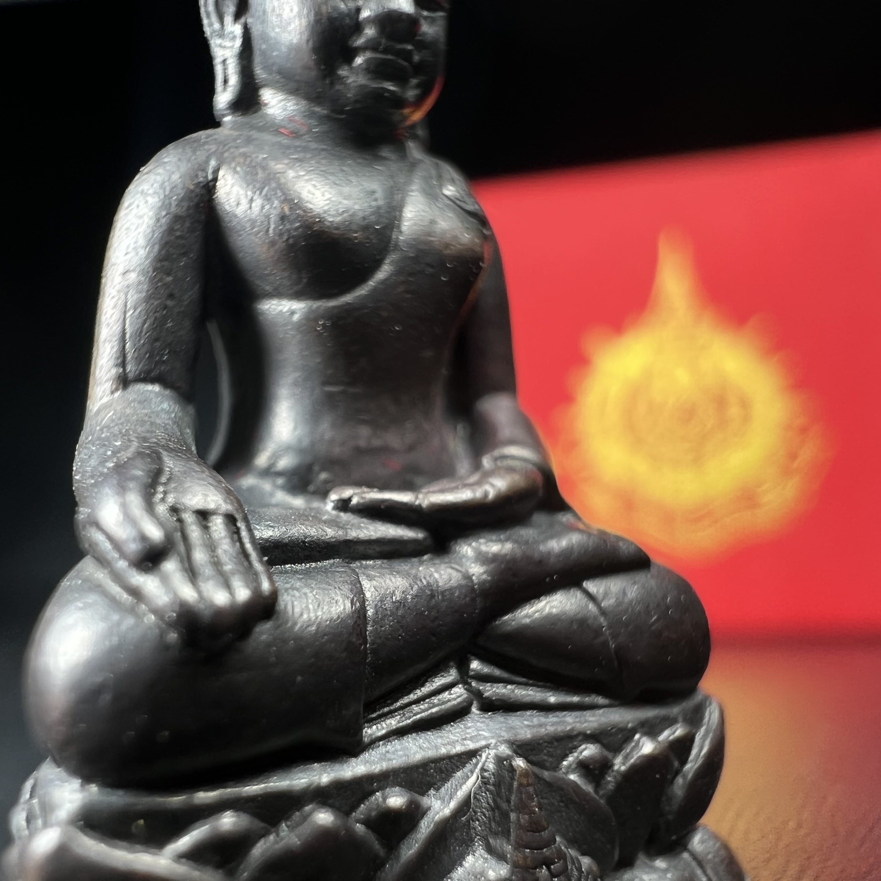 พระกริ่งไพรีพินาศ เฉลิมพระเกียรติ พระบาทสมเด็จพระเจ้าอยู่หัวรัชกาลที่9 พระชนมพรรษา 6 รอบ ปี2542 เนื้อนวโลหะผสมทองคำ(บรรจุเหล็กไหล)ดีนอก-ดีใน