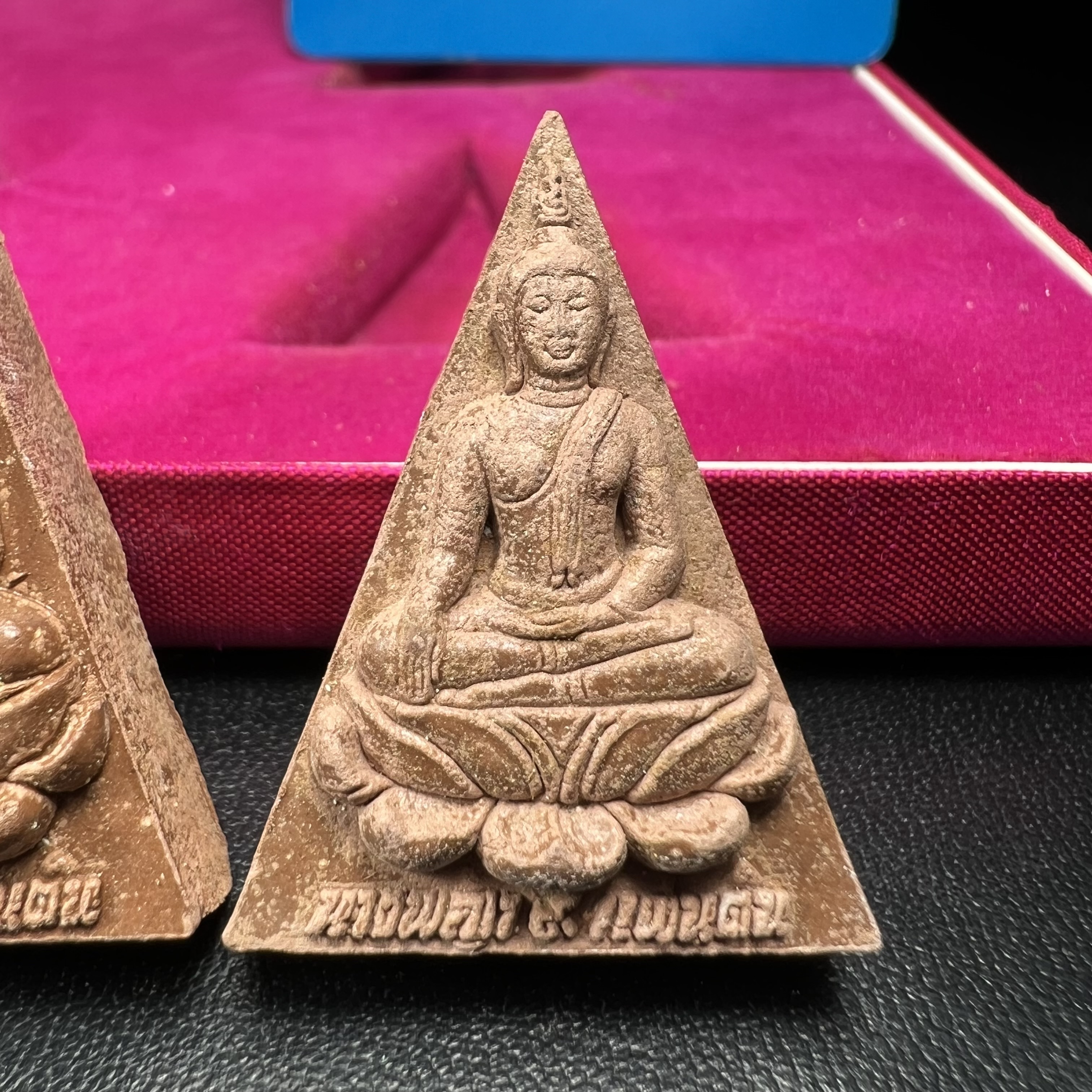 พระสมเด็จนางพญา 9 แผ่นดิน ชุด เบญจรัตนคุณ วัดอรุณราชวราราม จัดสร้างเนื่องในพระราชพิธีมหามงคลรัชกาลที่ 9 เฉลิมพระชนมพรรษา 6 รอบ 5 ธันวาคม 2542 ชุด เบญจรัตนคุณ ชุดหมายเลข ๓๐๙ (ชุดพิเศษพิมพ์กรรมการ 1 ใน 1000 ชุด)หายาก