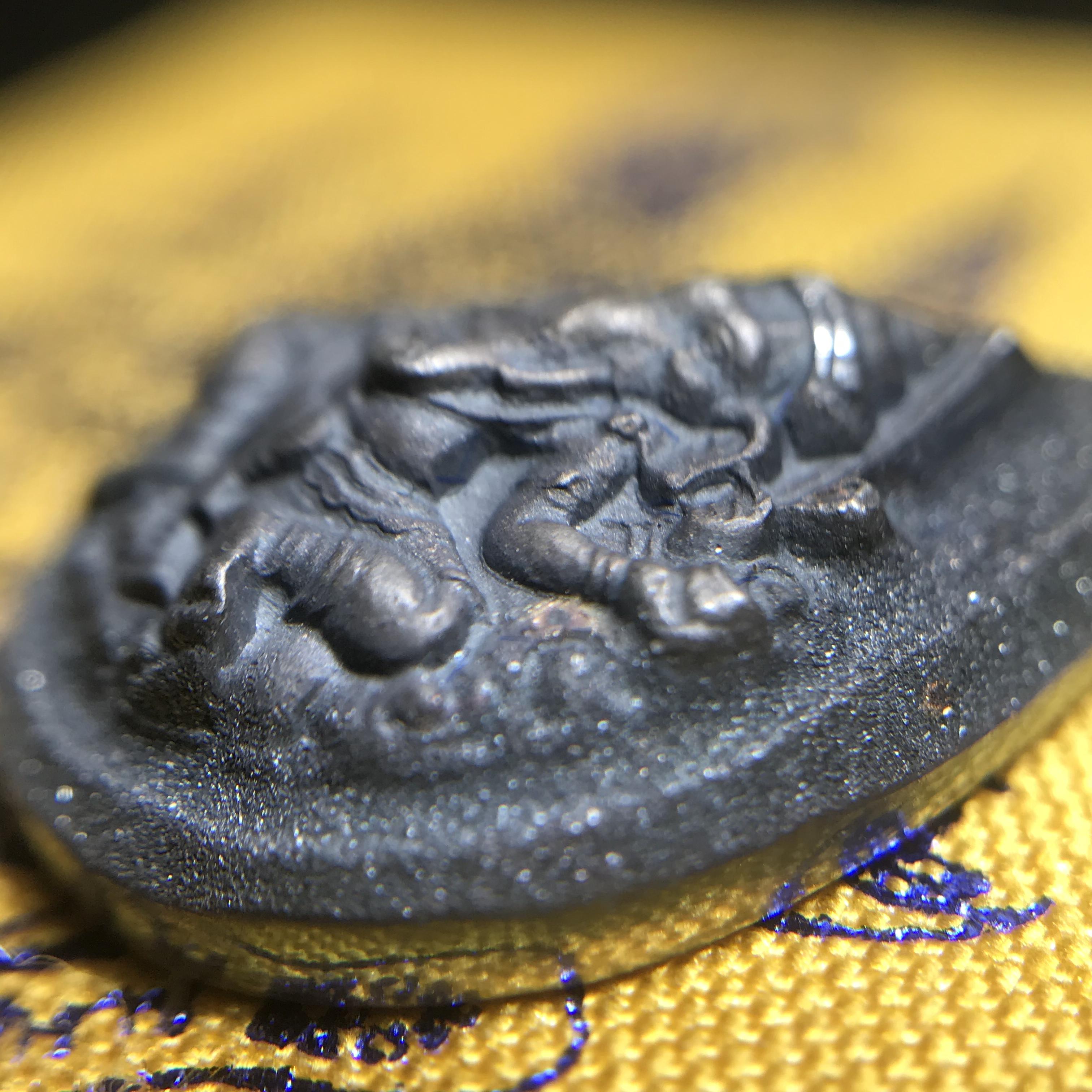 เหรียญพระพิฆเนศวร ญสส. ชุดกาญจนาภิเษกครองราชย์ 50 ปี พุทธศักราช 2538 พิมพ์เล็ก(1.9 ซม.) เนื้อเงินผิวเดิมกลับดำเข้มขลังงดงามธรรมชาติ สภาพสวยเดิมพร้อมกล่องบรรจุเดิม ตอกโค๊ดหมายเลขกำกับ(1ใน1000องค์)