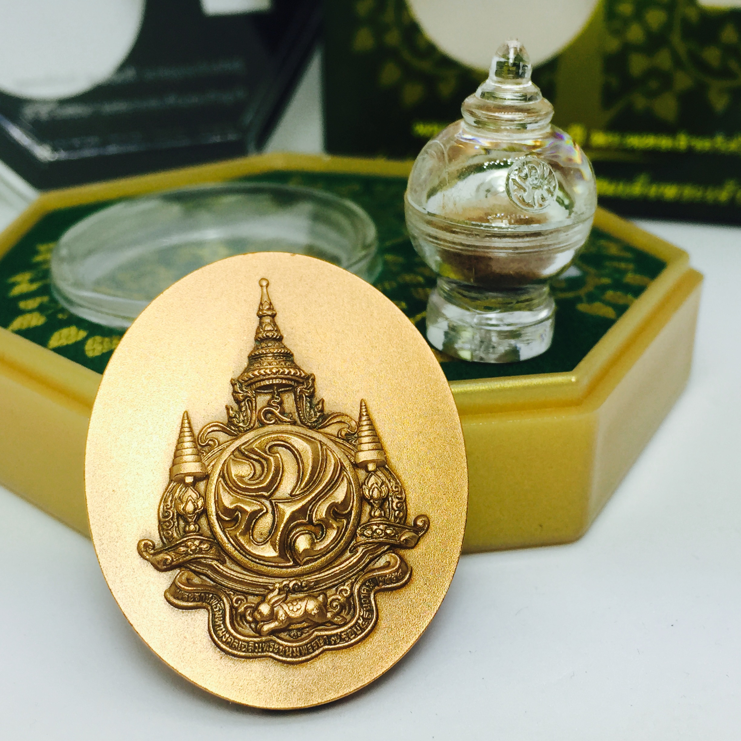 เหรียญพระบรมรูปหล่อพระบาทสมเด็จพระเจ้าอยู่หัว 84 พรรษา เนื้อทองแดงรมดำขัดวินอล พิมพ์ใหญ่