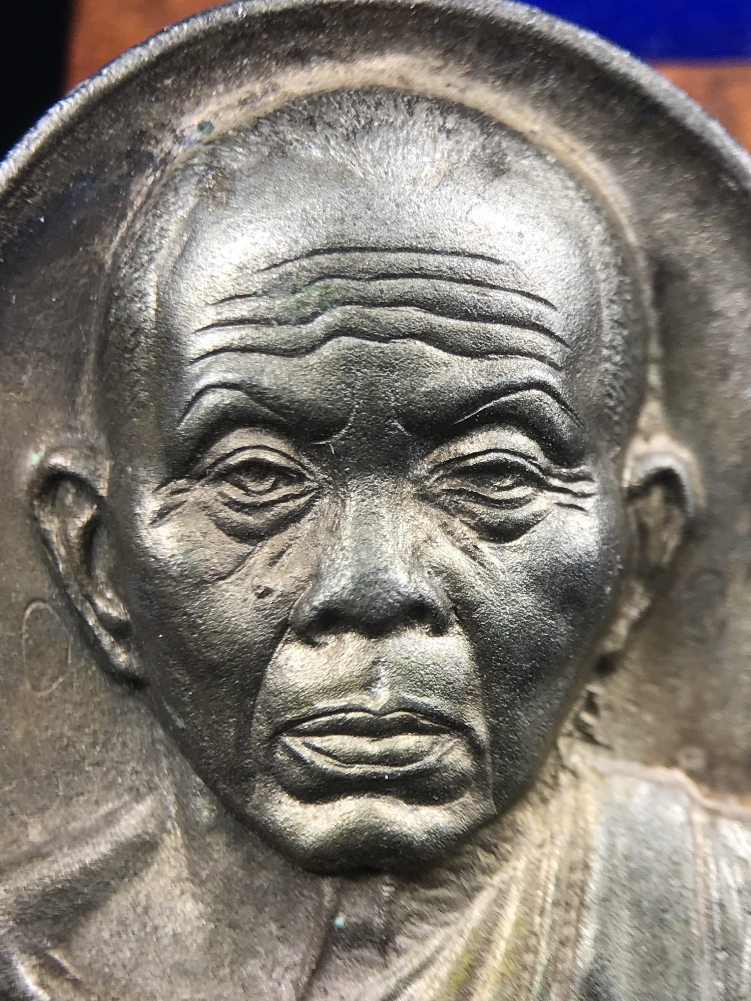 เหรียญรูปเหมือนพระญาณวิทยาคมเถร (หลวงพ่อคูณ ปริสุทโธ)ชุดกาญจนาภิเษกครองราชย์ครบ 50 ปี วัดบวรนิเวศวิหาร ปี 2538 เหรียญหล่อเนื้อนวโลหะ(พิเศษกรรมการมีรอยจาร ตอกโค๊ดหมายเลข ๓๒๗)(หายากพบเจอน้อยมาก)(พร้อมกล่องบรรจุเดิมลายไม้สีน้ำตาลมีตรากาญจนา) พิธีใหญ่