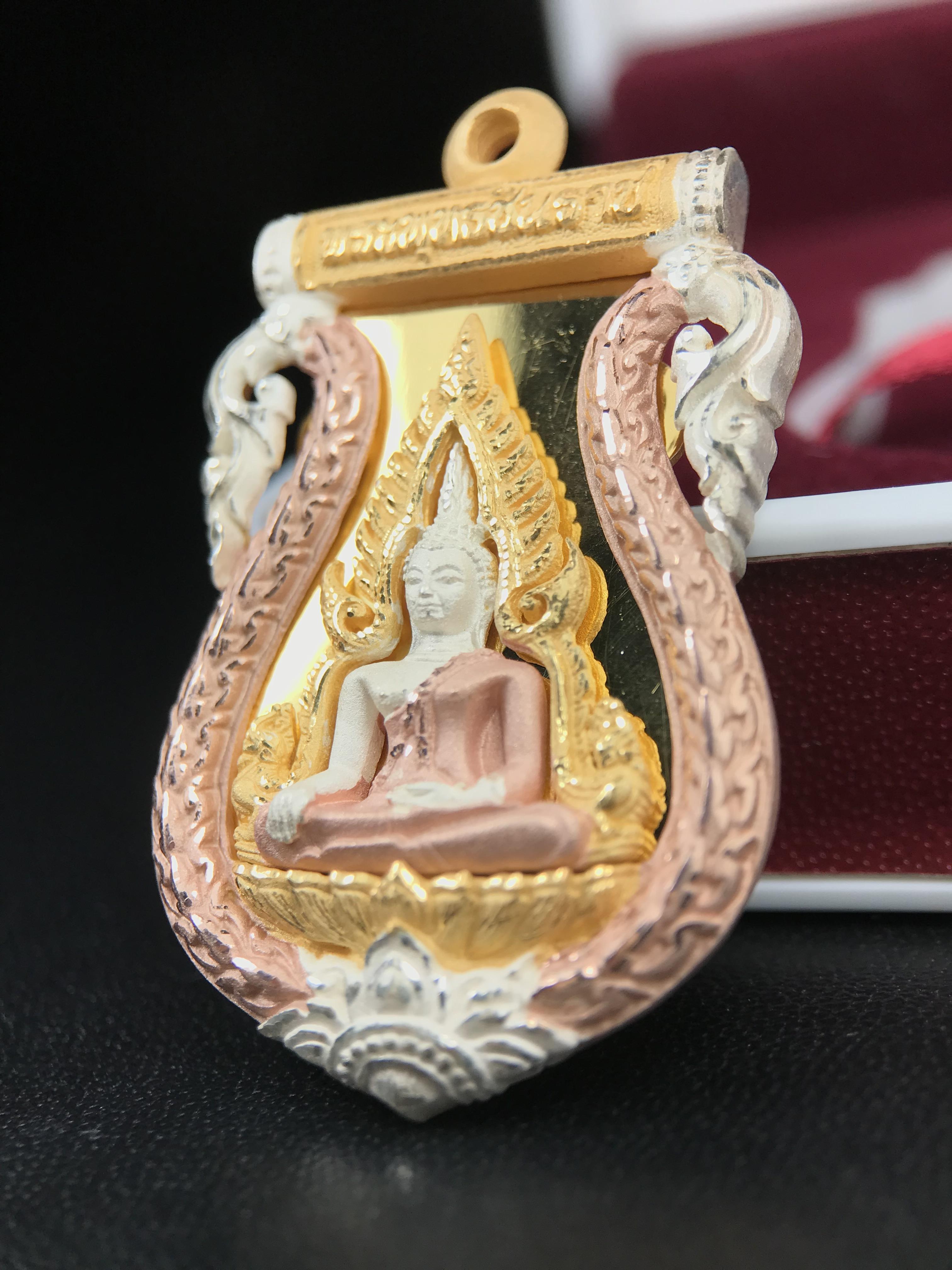 พระพุทธชินราช รุ่น ประวัติศาสตร์ มูลนิธิเพื่อตำรวจไทยจัดสร้าง ปี 2562 เนื้อเงินชุบสามกษัตริย์ขัดเงา พิมพ์เหรียญเสมาฉลุลาย พระพุทธชินราช อินโดจีน(ขนาดสูง 3.7ซม.(ไม่รวมห่วง))(สภาพสวยซีนซองเดิม กล่องบรรจุเดิมครบสมบูรณ์)(องค์หมายเลข 20)(1 ใน 999 เหรียญ)หายาก