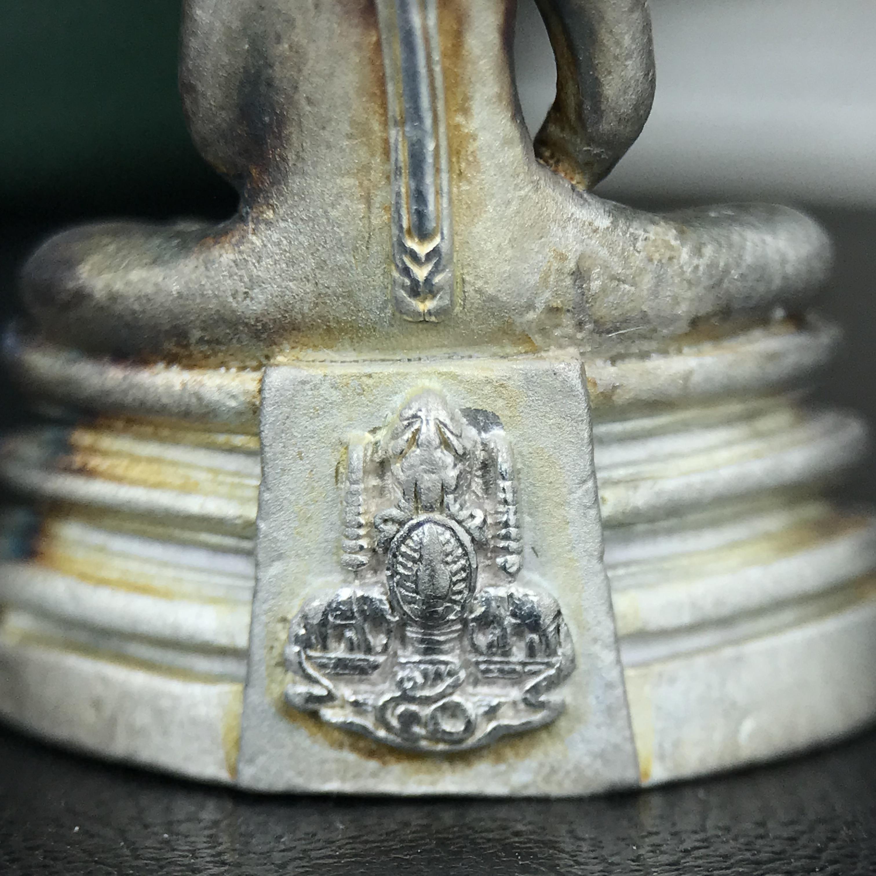 พระพุทธโสธร ภปร. รุ่นย้อนยุค สร้างพระอุโบสถ สมาคมชาวฉะเชิงเทรา จัดสร้าง ปี 2539 วโรกาสครองสิริราชสมบัติครบ 50 ปี เนื้อเงินทรายนวลขัดเงาบางส่วน(สภาพผิวเดิม ขึ้นสีรุ้งธรรมชาติ เก่าเก็บอย่าดี สวยมาก แบบนี้หายาก) พร้อมกล่องบรรจุและใบรับรองเดิม