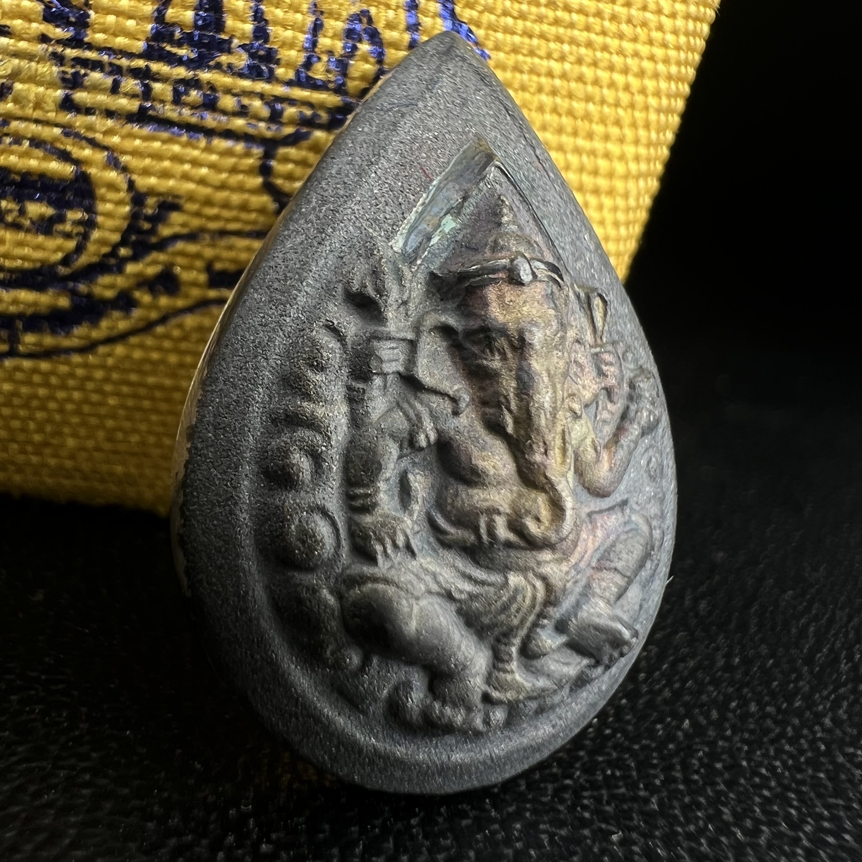 เหรียญพระพิฆเนศวร ญสส. ชุดกาญจนาภิเษกครองราชย์ 50 ปี พุทธศักราช 2538 พิมพ์เล็ก(1.9 ซม.) เนื้อเงินผิวเดิมกลับดำเข้มขลังงดงามธรรมชาติ สภาพสวยเดิมพร้อมกล่องบรรจุเดิม ตอกโค๊ดหมายเลขกำกับ(1ใน1000องค์)