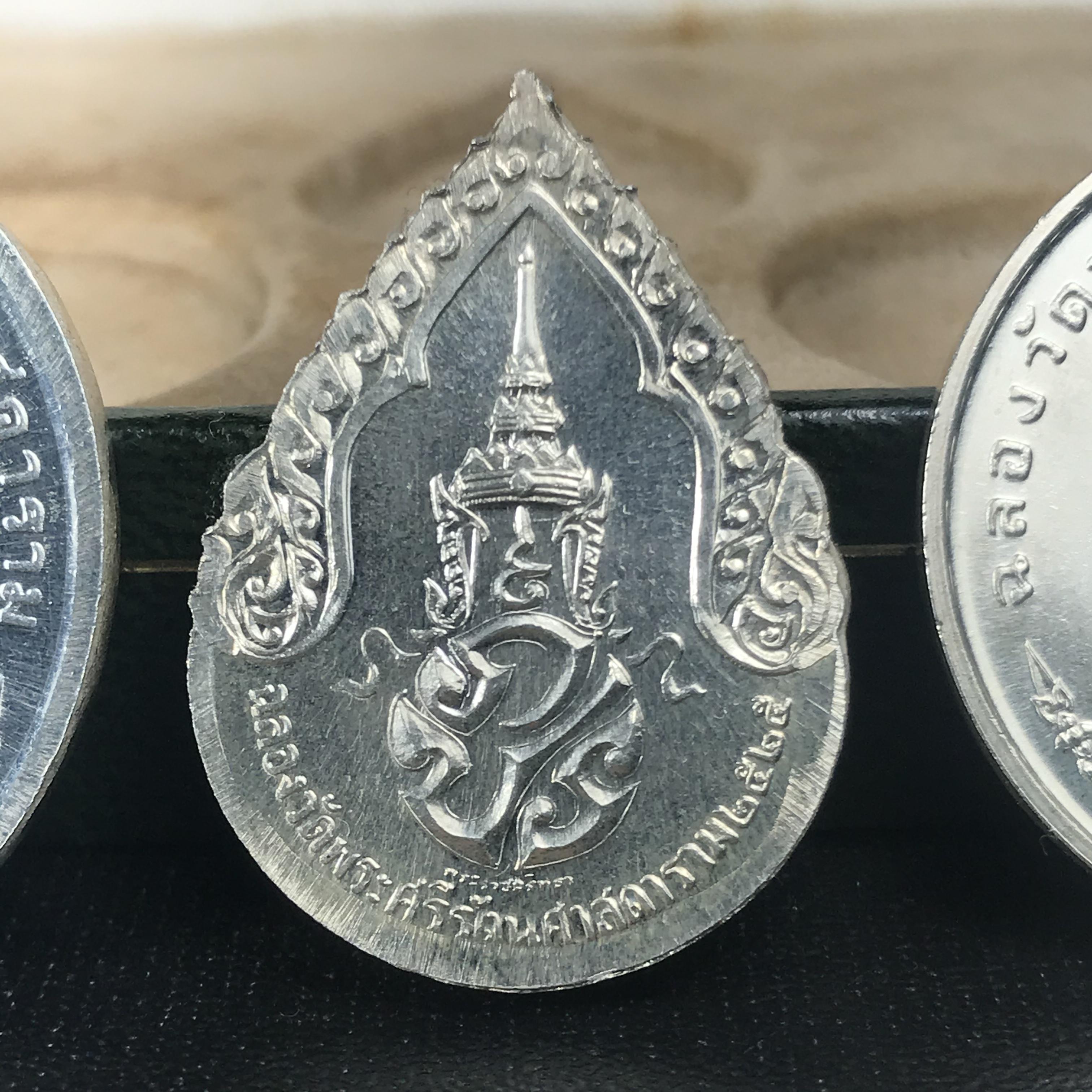 เหรียญพระแก้วมรกตหลัง ภปร ฉลองกรุงรัตนโกสินทร์ครบ 200 ปี พ.ศ.2525 เนื้อเงินกล่องบรรจุเดิมครบ3พิมพ์(บล็อกพระราชศรัธา)(ในหลวงรัชกาลที่9 เสด็จในพิธี)