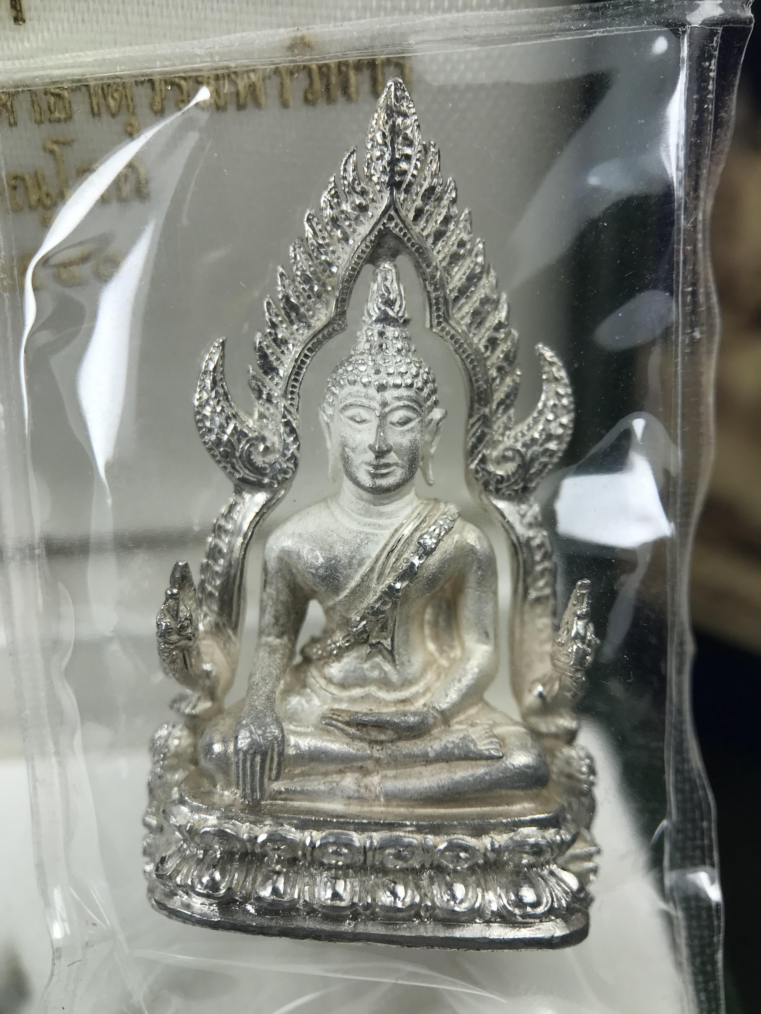พระพุทธชินราช รุ่นมหาลาภ พิธีพุทธาภิเษกวัดพระศรีรัตนมหาธาตุวรมหาวิหาร จ.พิษณุโลก ปี 2540 เนื้อเงินบริสุทธิ์ 99.9% (นวลเงา)(สภาพผิวเดิมซีนซองเดิม พร้อมกล่องบรรจุเดิมและการ์ดใบรับรองครบสมบูรณ์ (องค์หมายเลข ๑๑๗๓๔)