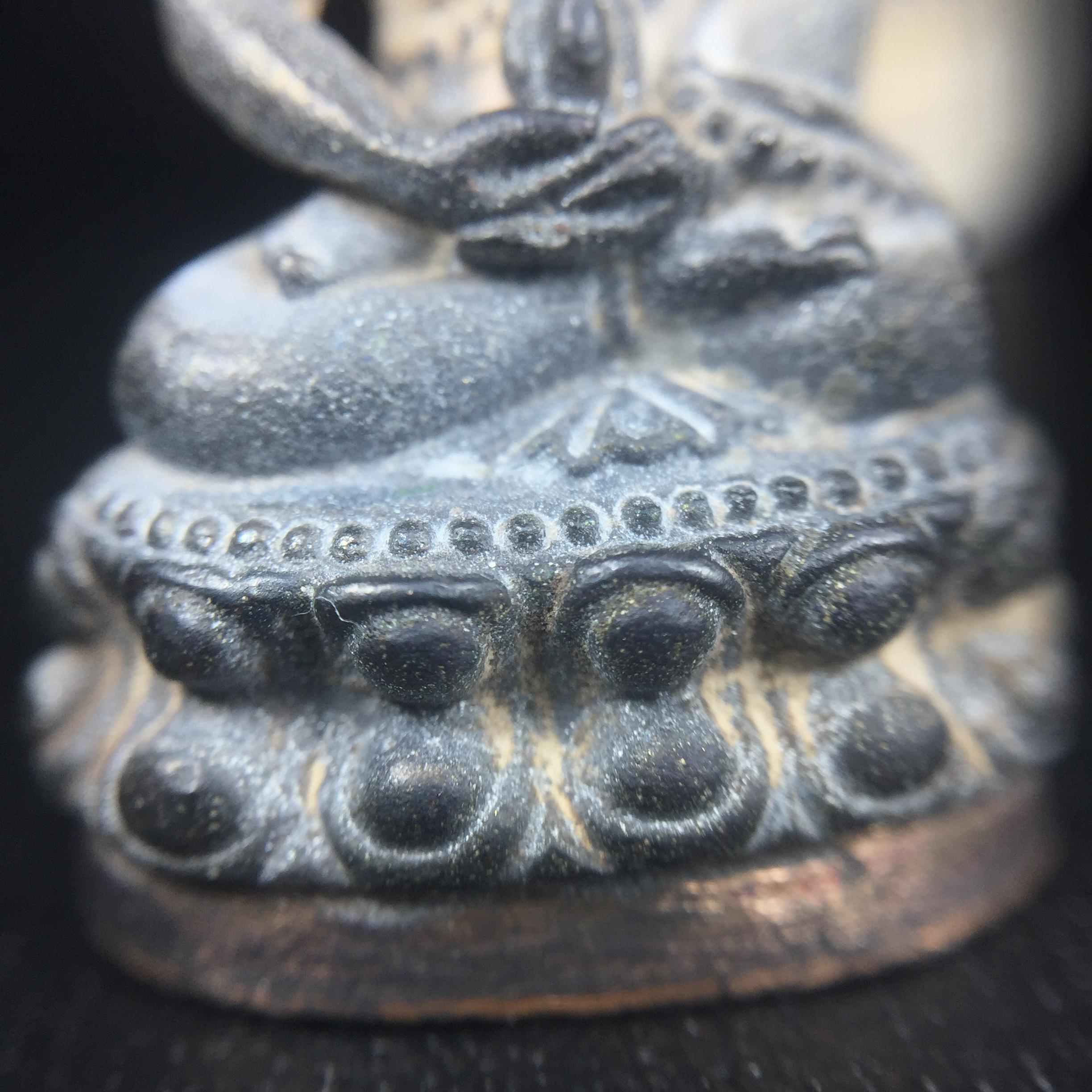 พระกริ่งชินบัญชรฉลองพระชันษา 100 ปี สมเด็จพระญาณสังวร วัดบวรนิเวศวิหาร ปี 2556 เนื้อนวโลหะผสมทองคำก้นทองแดง พิธีใหญ่ มวลสารเด่น นิยม(1 ใน 2556 องค์)