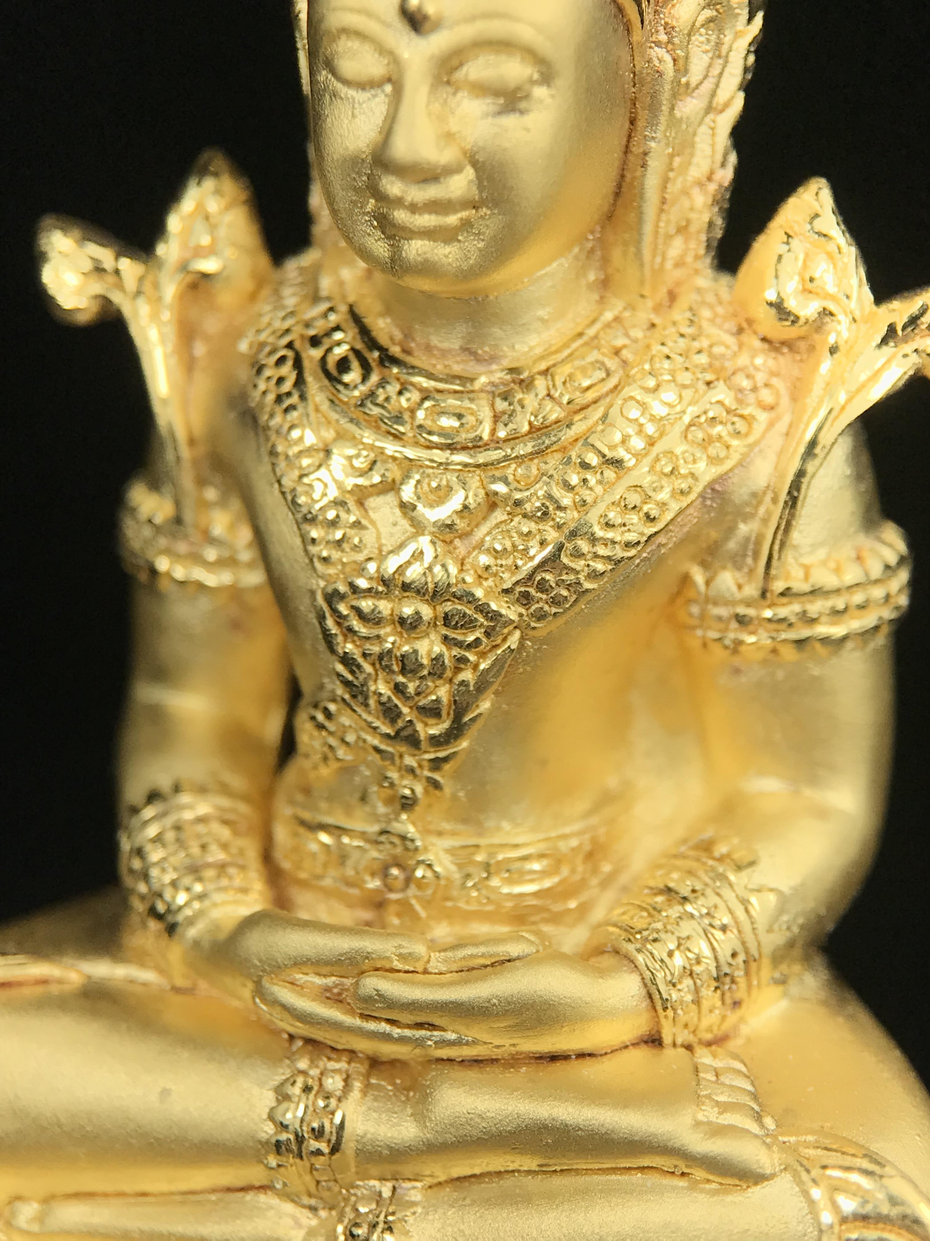 พระแก้วมรกต ภปร.(รุ่นแรก)ปี2545 รุ่นฉลองกรุงรัตนโกสินทร์ครบ 220 ปี หล่อลอยองค์ เนื้อทองคำบริสุทธิ์99.99% ขนาดบูชา 50*90 มม.(องค์หมายเลข ๗๘๙)(เลขมังกร 789 พลังแห่งความ มั่งคั่ง ร่ำรวย อำนาจ บารมี)สุดยอดมงคลแผ่นดินที่ควรเก็บรักษา บูชาเป็นมงคลชีวิต(หายากมาก)