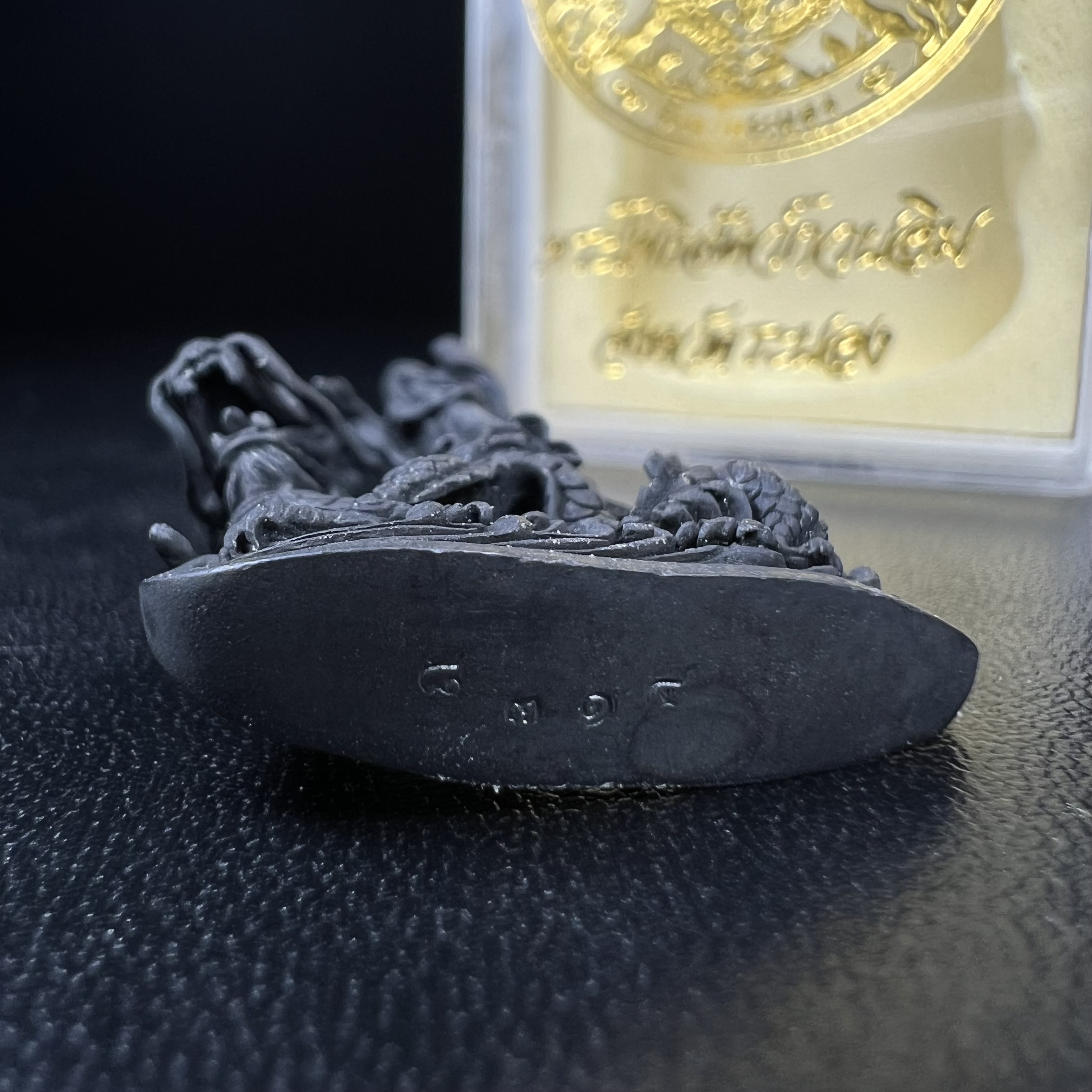 รูปหล่อลอยองค์พระโพธิสัตว์กวนอิม ทรงประทับมังกร จ.ระนอง พ.ศ.2539 เนื้อนวโลหะ พิมพ์ใหญ่(สวยงดงาม เข้มขลัง ทรงคุณค่า) เฉลิมฉลองในวโรกาสที่พระบาทสมเด็จพระเจ้าอยู่หัวทรงครองสิริราชสมบัติครบ 50 ปี(องค์หมายเลข๘๓๑๔)