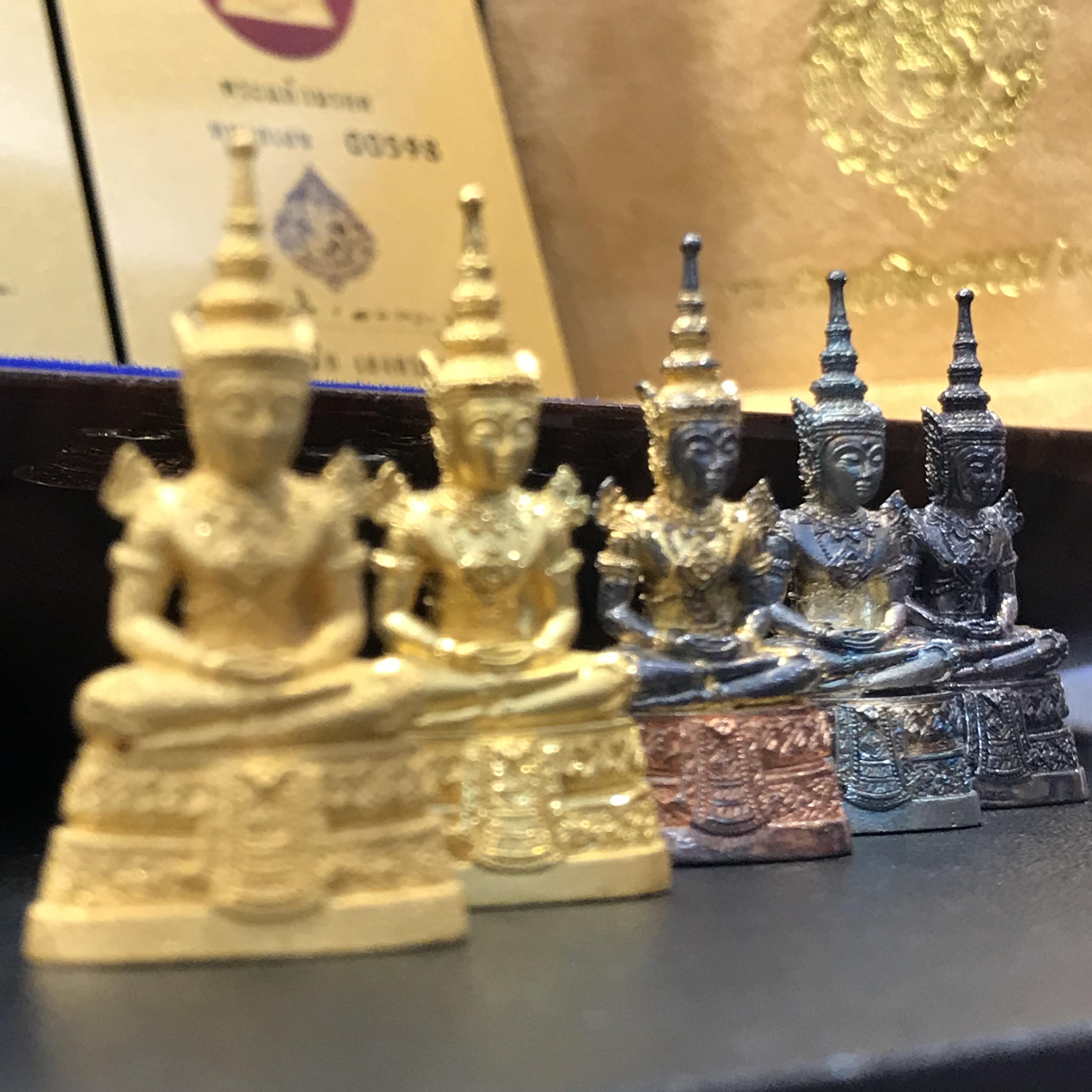 พระแก้วมรกต กรมสรรพสามิตจัดสร้างขึ้นเนื่องในโอกาสครบรอบ 64 ปีของกรมสรรพสามิต และเนื่องในวโรกาสที่พระบาทสมเด็จพระเจ้าอยู่หัวทรงครองราชย์ครบ 50 ปีในปีกาญจนาภิเษก เมื่อ พ.ศ.2539 ชุดทองคำ(1ใน2000ชุด)