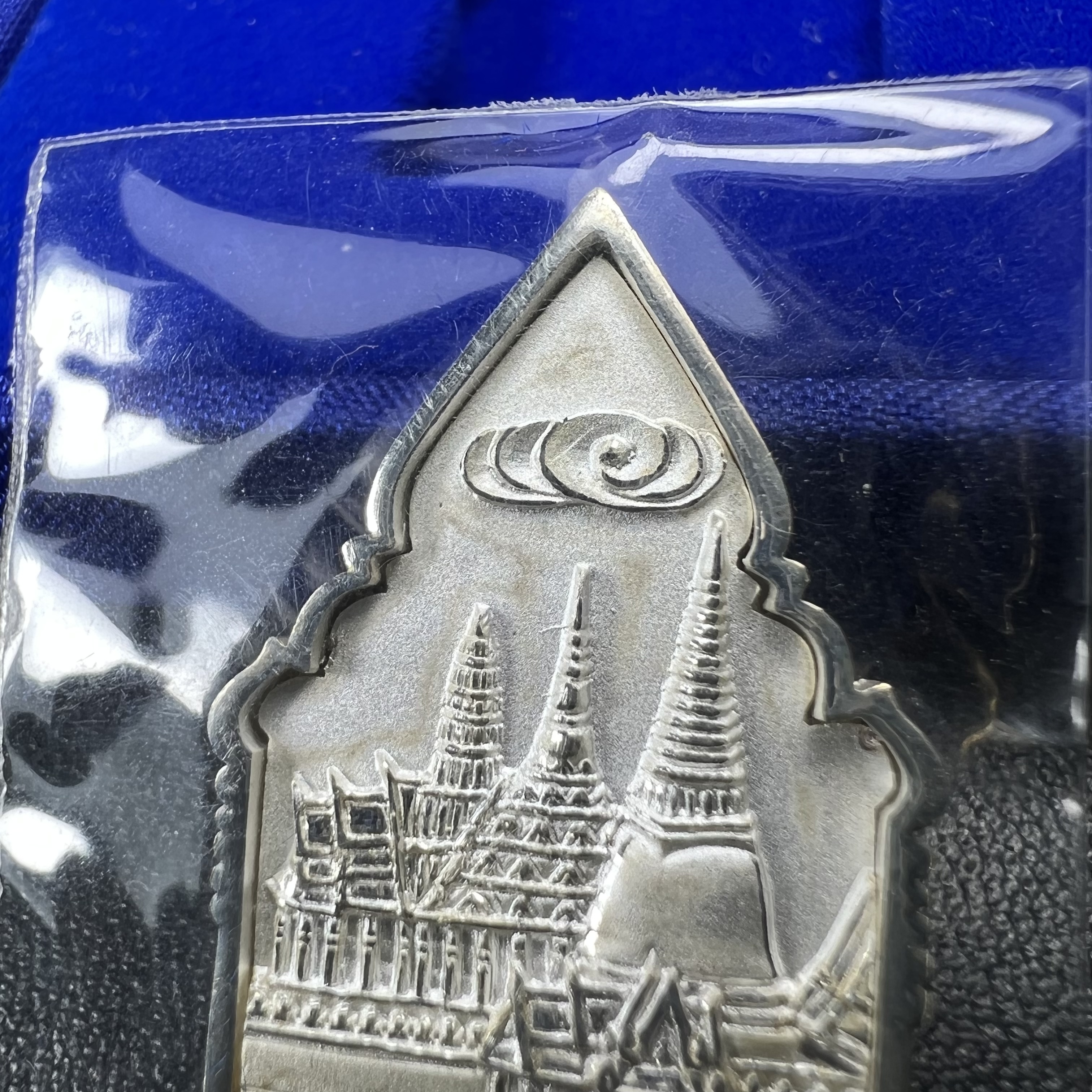 พระพุทธมหามณีรัตนปฎิมากร(พระแก้วมรกต)รุ่น เฉลิมพระเกียรติ วัดพระศรีรัตนศาสดารามราม(วัดพระแก้ว) ปี2543 เนื้อเงินพิมพ์ซุ้มกนกใหญ่ สภาพสวยซีนเดิมกล่องครบ