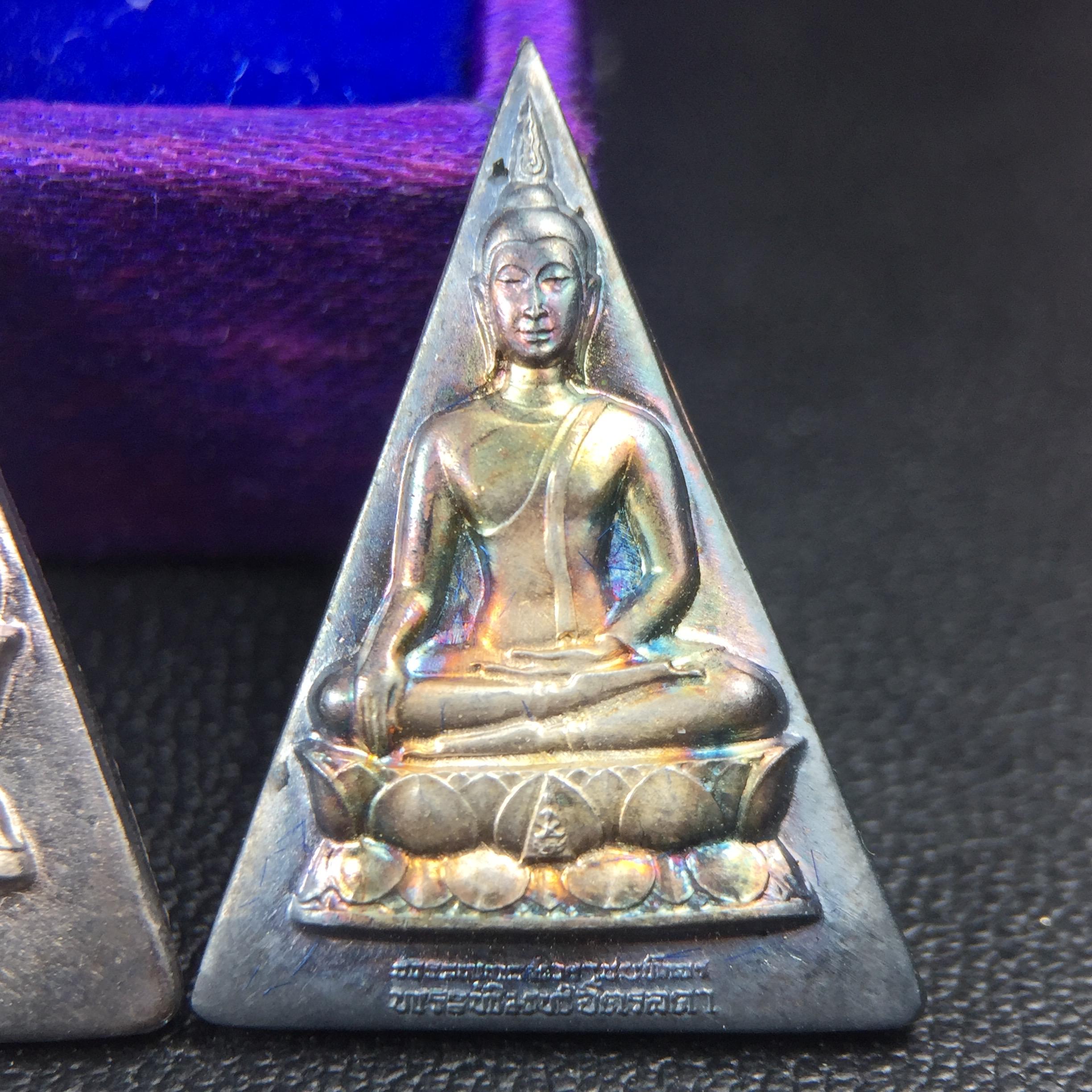 พระพุทธนวราชบพิตร พระพิมพ์จิตรลดา โครงการหลวง ปี2539 (พิมพ์ใหญ่+พิมพ์เล็ก) เนื้อเงินผิวเดิมขึ้นสีรุ่ง สวย แบบนิยมพร้อมกล่องบรรจุเดิม พิธีใหญ่ ปลุกเสกวัดพระแก้ว(1ชุด 2 องค์)