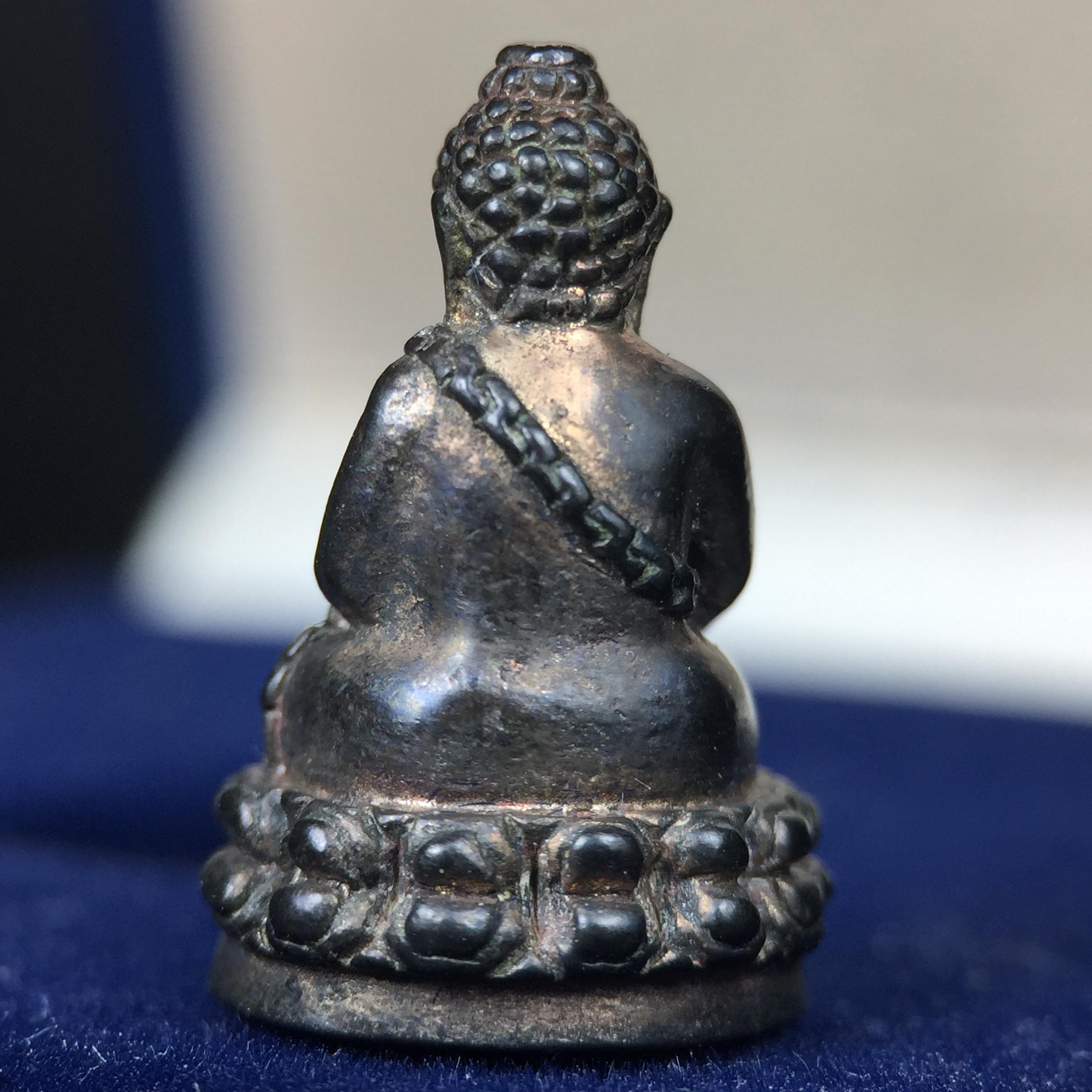 พระกริ่งพุทธอุดมสมบูรณ์(พระปุ้มปุ้ย)รุ่นแรก เนื้อนวโลหะเต็มสูตร วัดบวรนิเวศวิหาร ปี2535 แขวนบูชาไม่มีอดอยาก มีความอุดมสมบูรณ์สมตามลักษณะและมงคลนามตามชื่อ ตามปรารถนา(1ใน2000องค์)หายาก