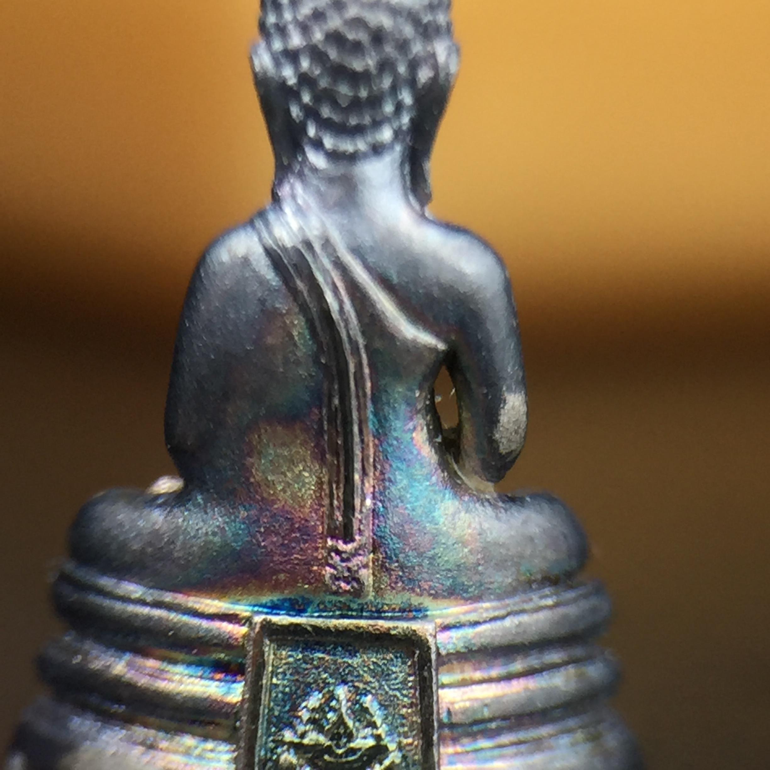 พระพุทธโสธร คุ้มเกล้าฯ ภปร.(ใต้ร่มพระบารมี คุ้มเกล้า) 60ปี รพ.ภูมิพลฯ พ.ศ.2552 เนื้อเงิน ชุบทองคำขาว(พิมพ์เล็กขนาด 11.5*10.5 มม.)เนื้อเงินผิวเดิมกลับดำขึ้นสีรุ้งเข้มขลังงดงามธรรมชาติสร้างสรรค์ สภาพสวยเดิมพร้อมกล่องบรรจุเดิม ตอกโค๊ดหมายเลขกำกับ