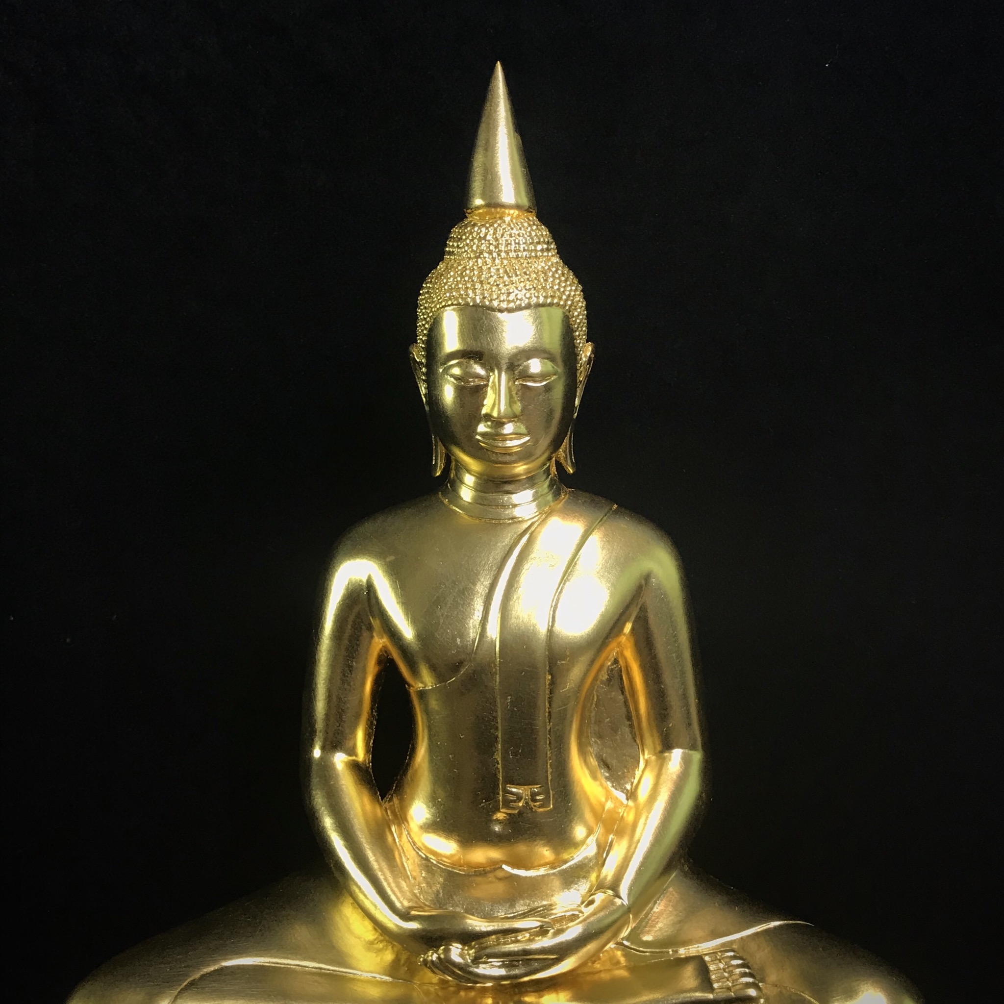 พระพุทธโสธร ทองประทาน คุ้มเกล้าฯ ปวงประชา ภปร.(ใต้ร่มพระบารมี คุ้มเกล้า) 60ปี โรงพยาบาลภูมิพลฯ พ.ศ.2552 เนื้อโลหะบรอนซ์ ลงรักปิดทอง(ขนาดบูชาหน้าตัก 9 นิ้ว)บรรจุมวลสาร“ทองคำศักดิ์สิทธิ์”ที่ปิดองค์หลวงพ่อมากว่า 100 ปี ตอกโค๊ดหมายเลข ๑๕๘(1 ใน 2000 องค์)หายาก