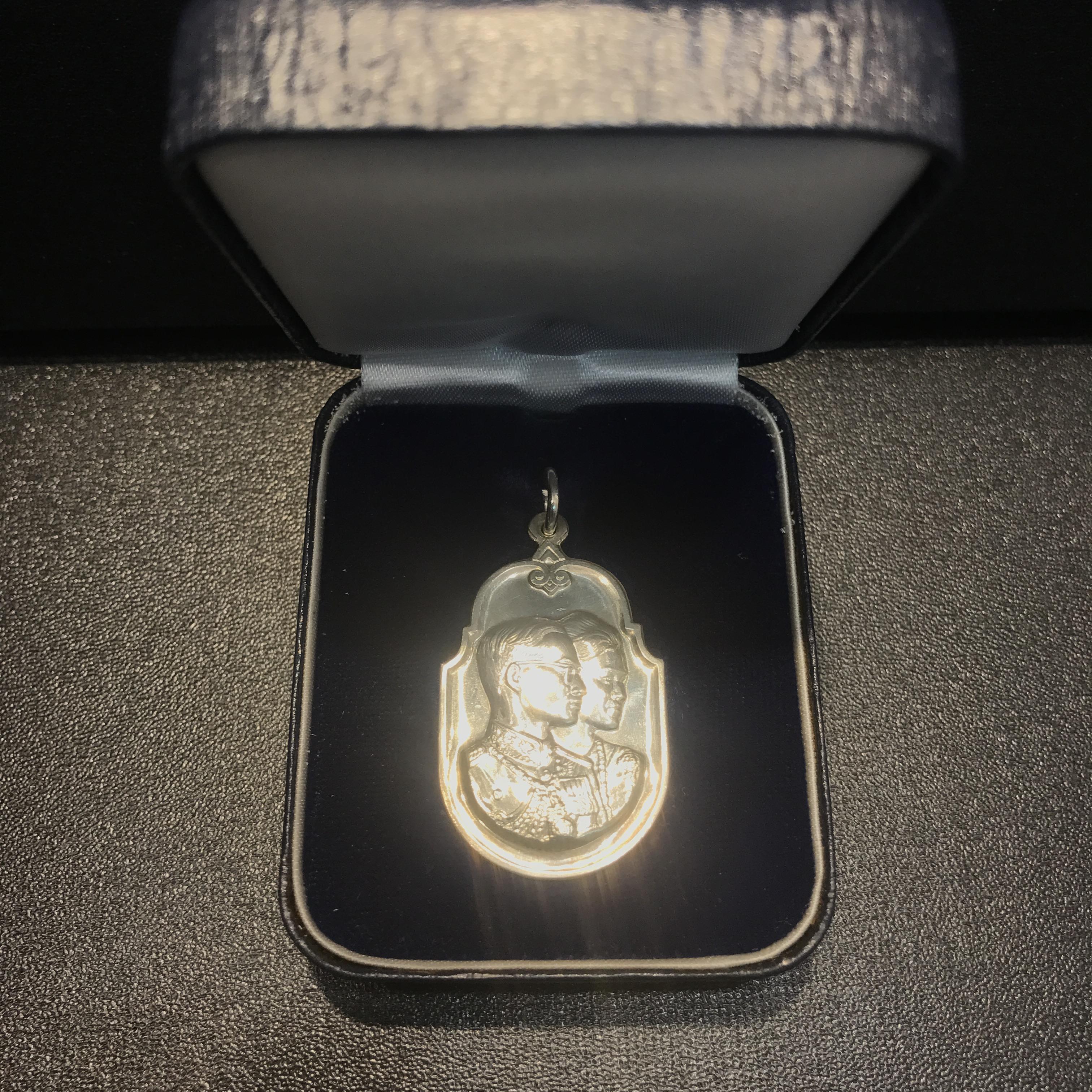 เหรียญสองพระองค์พระราชทาน ภปร. สก. เนื้อเงิน ปี2535 สภาพสวย พร้อมกล่องเดิมๆ หายาก