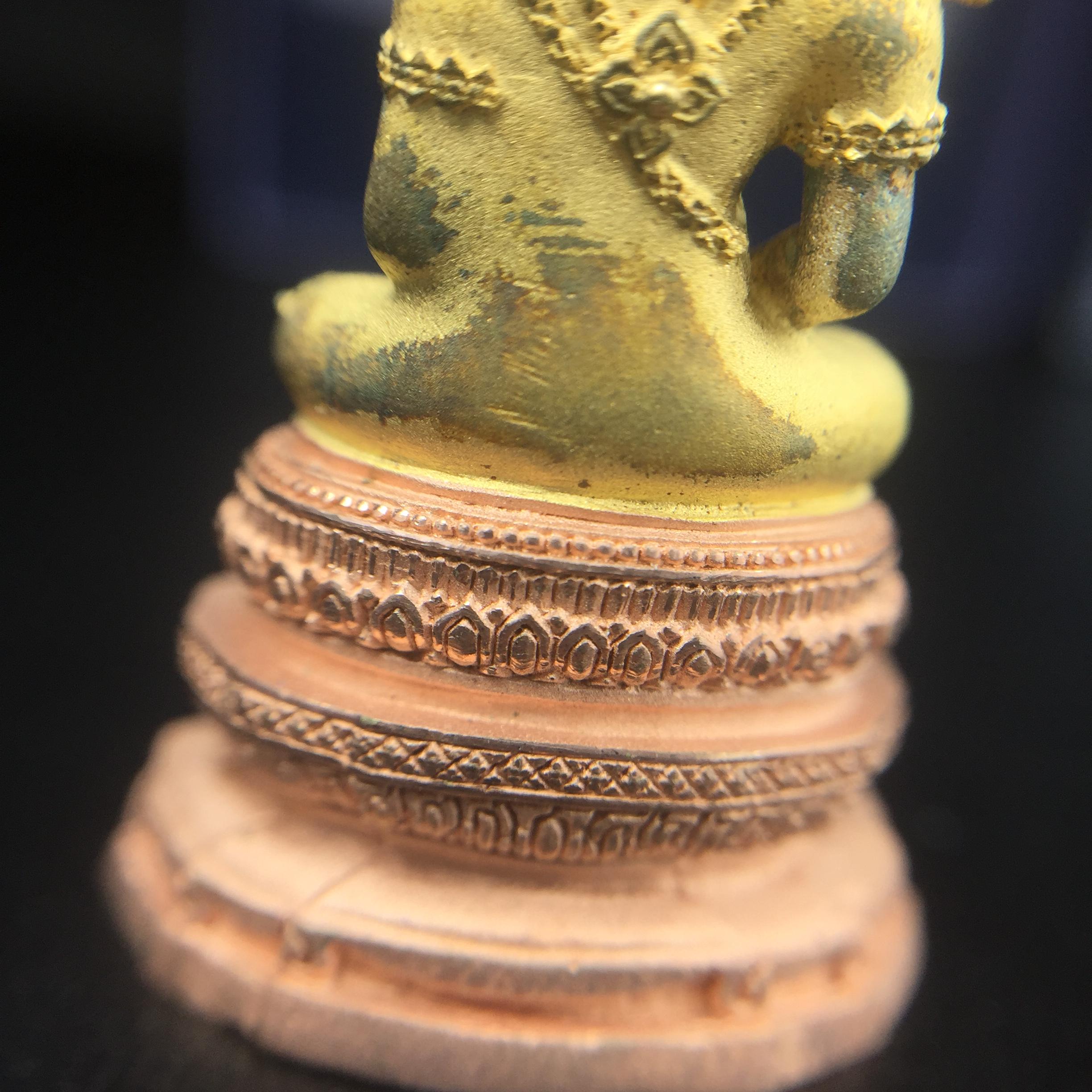 พระแก้วมรกต ภปร. ปี2547 จัดสร้างโดย รพ.ภูมิพลฯ เนื้อเงิน (3 กษัตริย์)ลอยองค์ หน้าตัก 1/2 นิ้ว (สภาพผิวเดิม ขึ้นสีรุ้งธรรมชาติ แบบนิยม) (1ใน3000องค์)