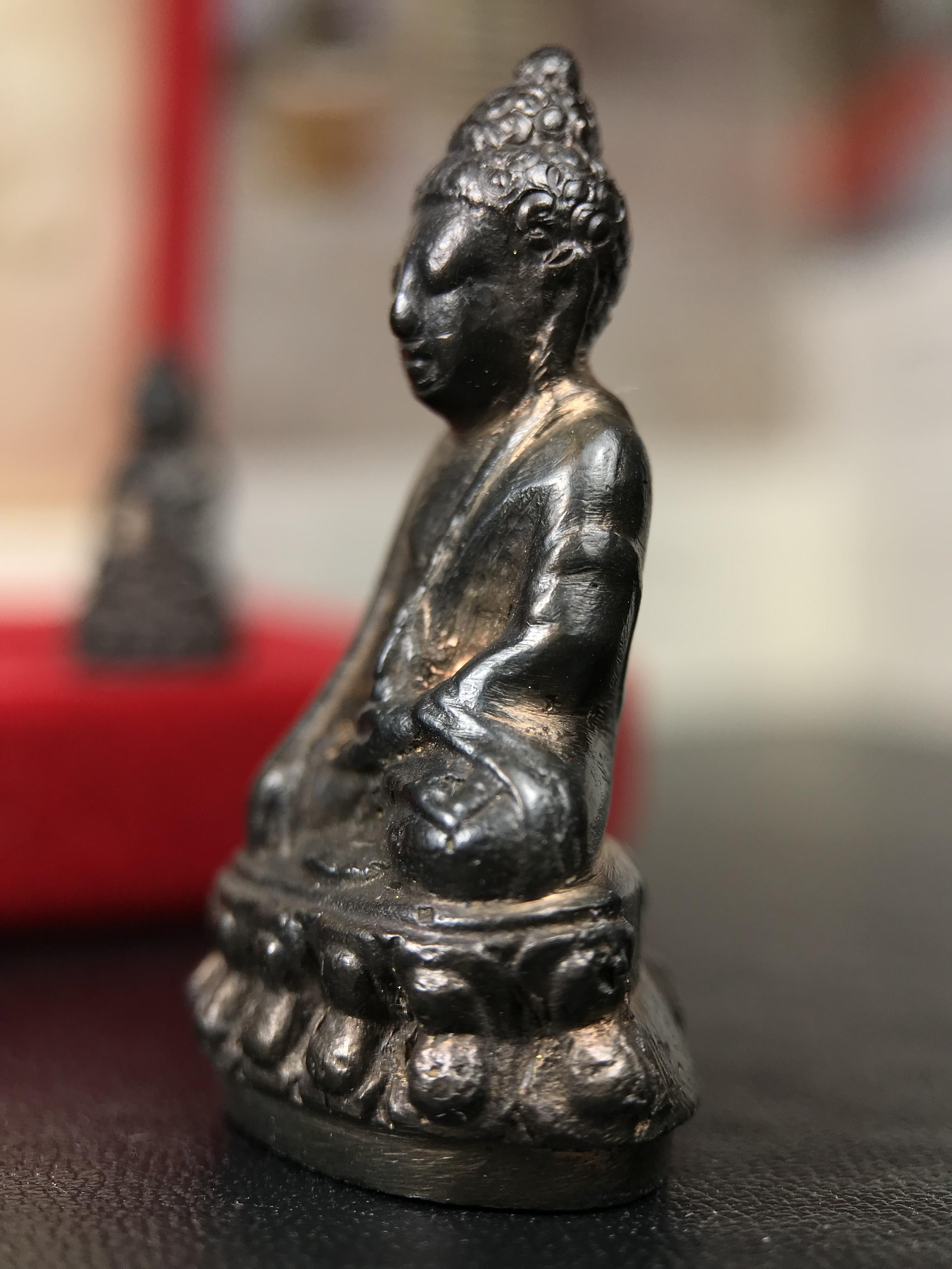 พระกริ่ง-พระชัยวัฒน์ ปวเรศ วัดบวรนิเวศวิหาร ปี 2530 พระบาทสมเด็จพระเจ้าอยู่หัวรัชกาลที่ 9 เจริญพระชนมพรรษา 5 รอบนักษัตริย์(ในหลวง ร.9 เสด็จเททอง)(บรรจุผงจิตรลดาเส้นเกศาในหลวงรัชกาลที่9)พร้อมสูจิบัตรเดิมตอนจัดสร้าง(สภาพสวยครบสมบูรณ์))พิธีใหญ่ รุ่นยอดนิยม